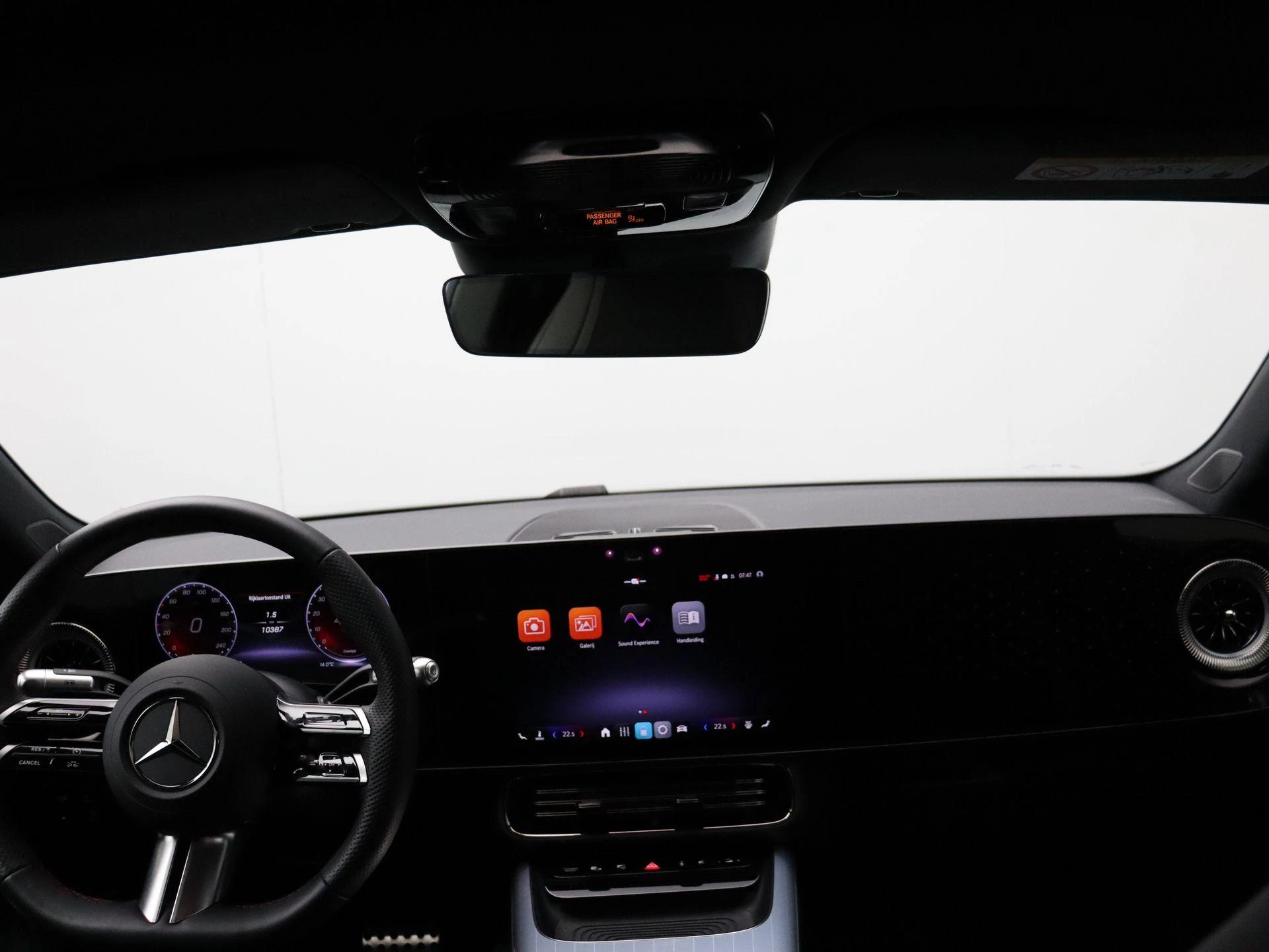Mercedes-Benz-CLA-image-24