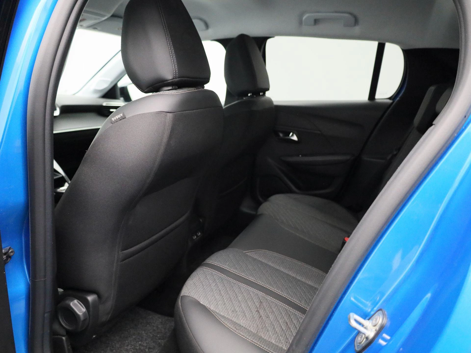 Peugeot-e-208-image-10