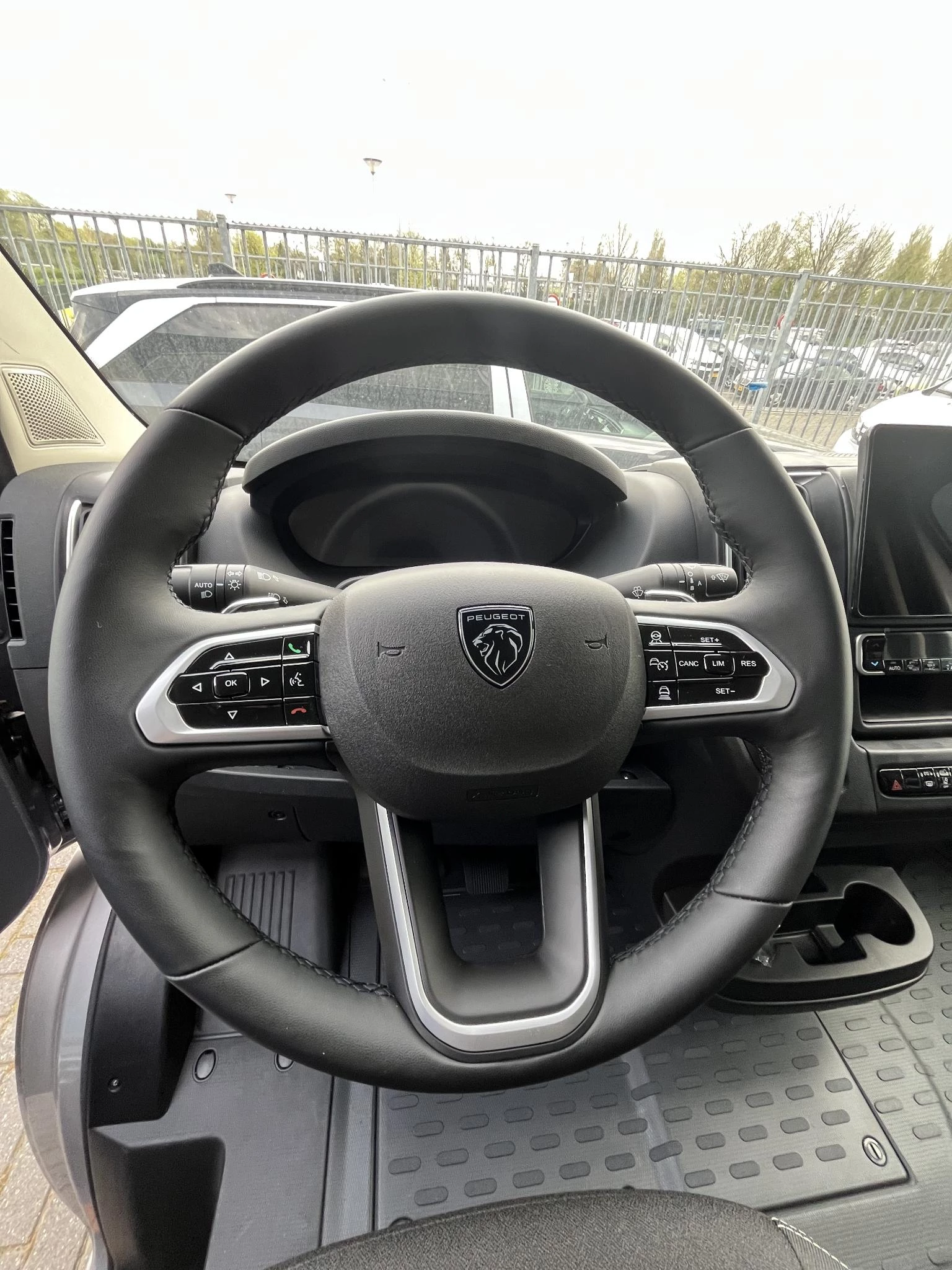 Peugeot-e-Boxer-image-3