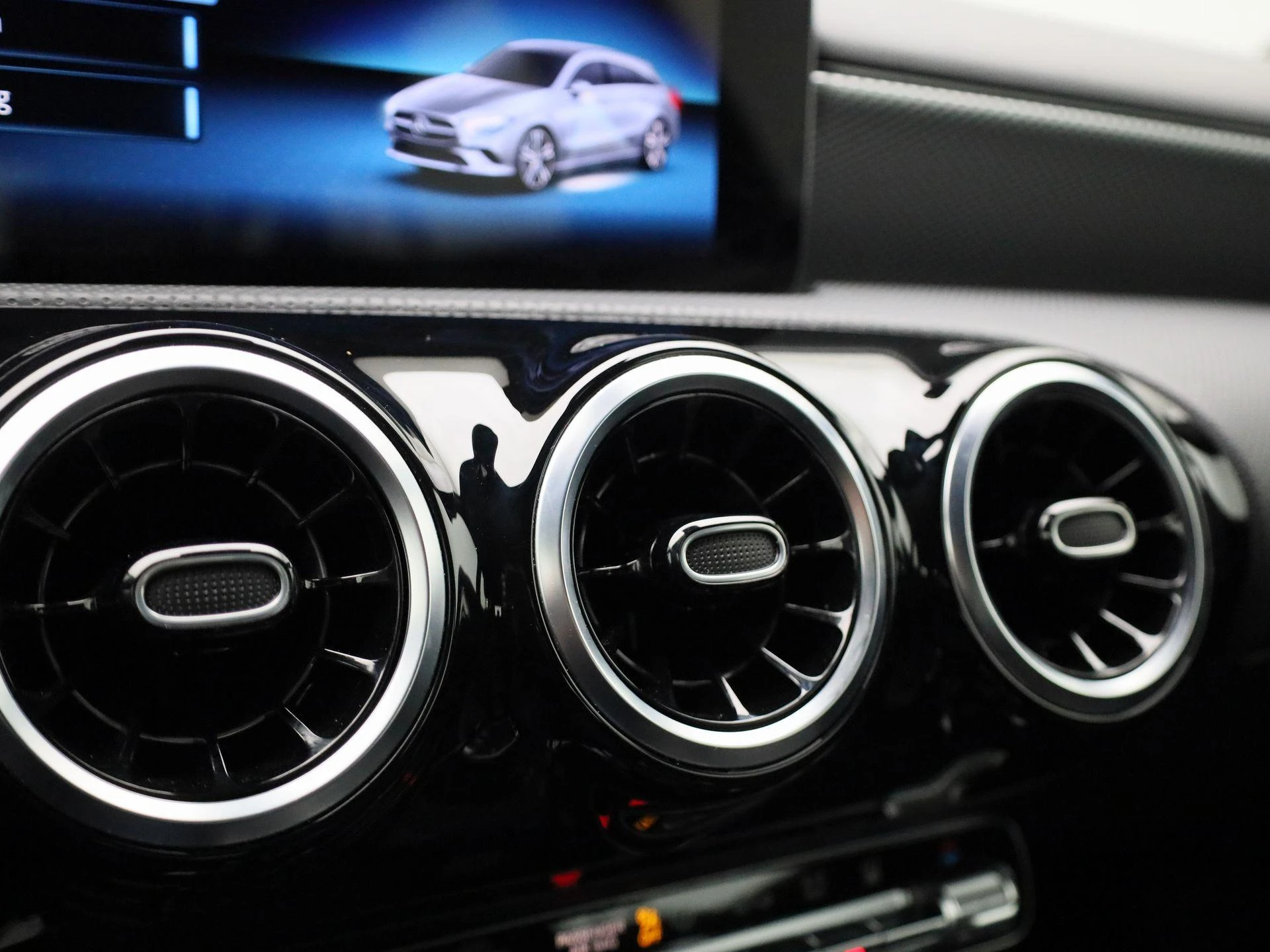 Mercedes-Benz-CLA-image-32