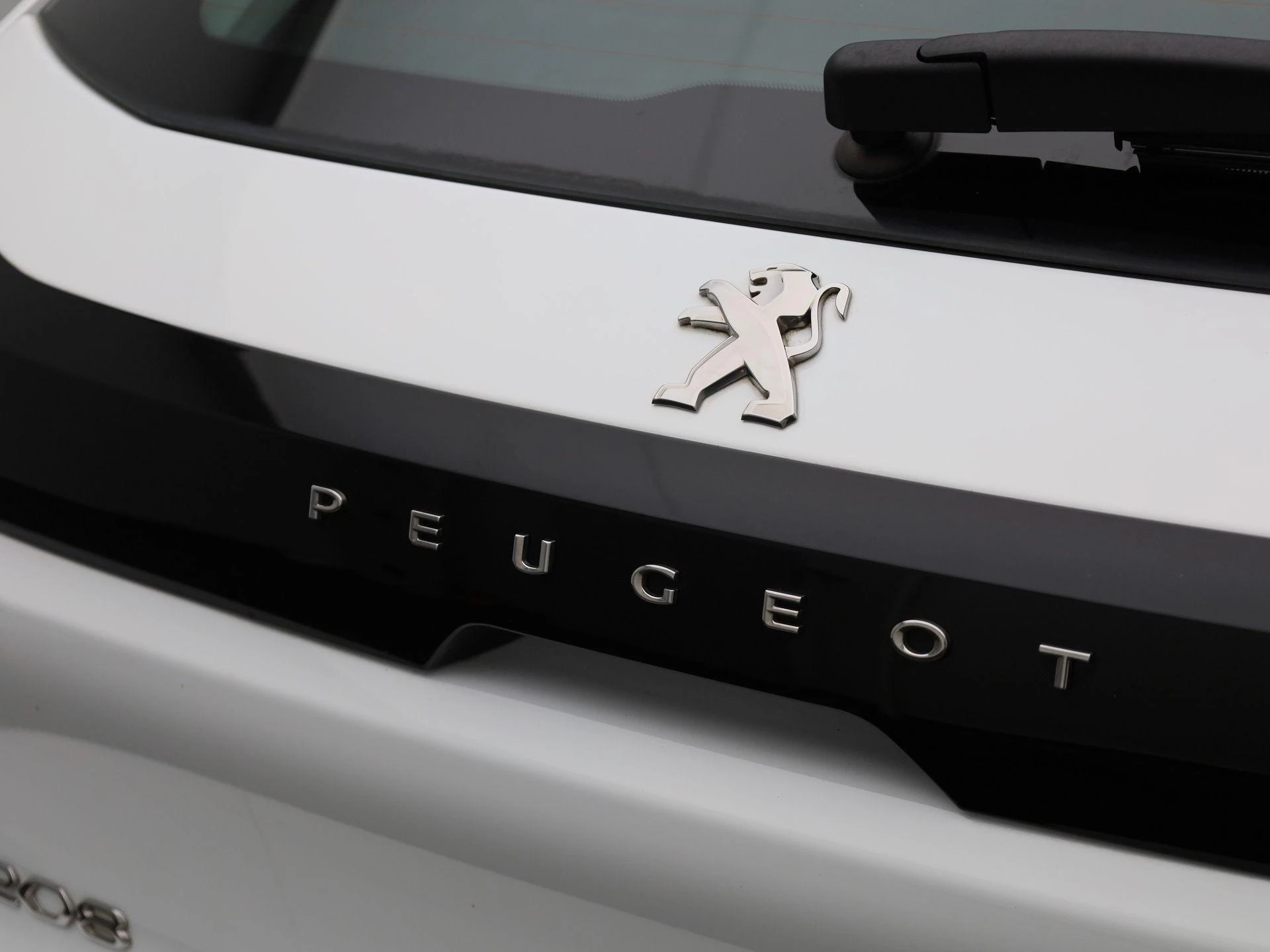 Peugeot-e-208-image-38