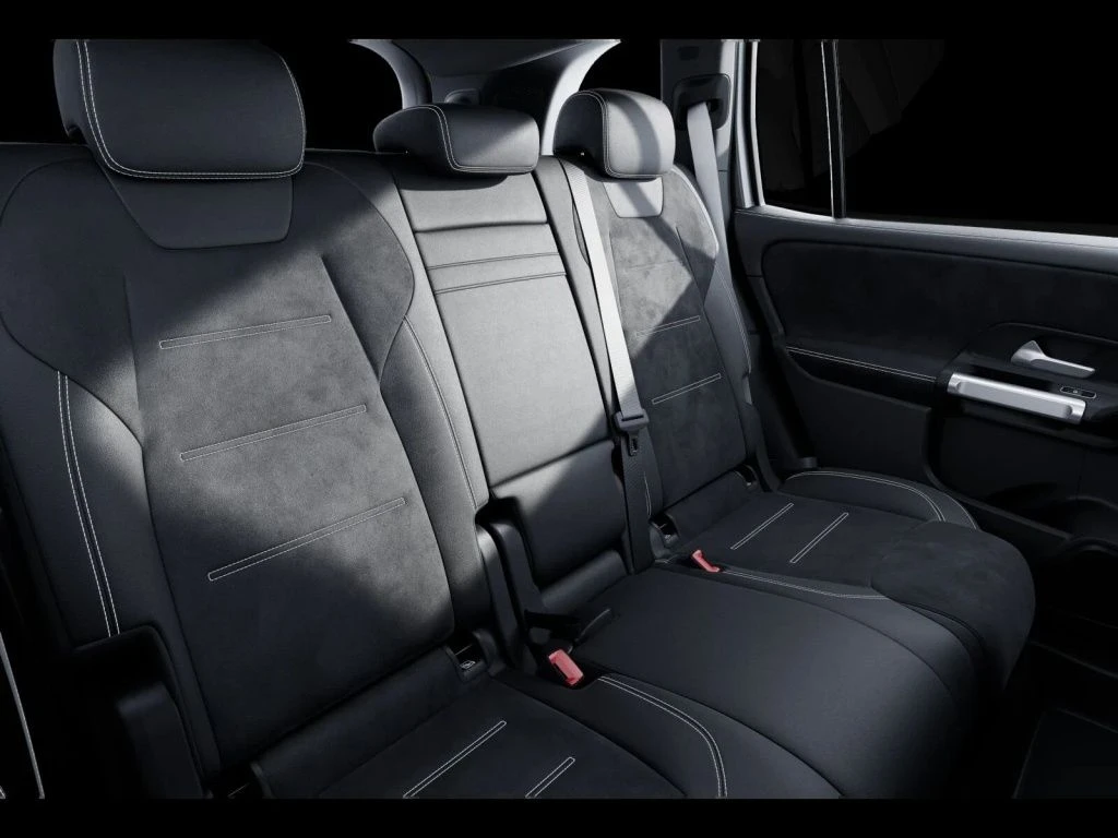 Mercedes-Benz-GLB 200-image-11