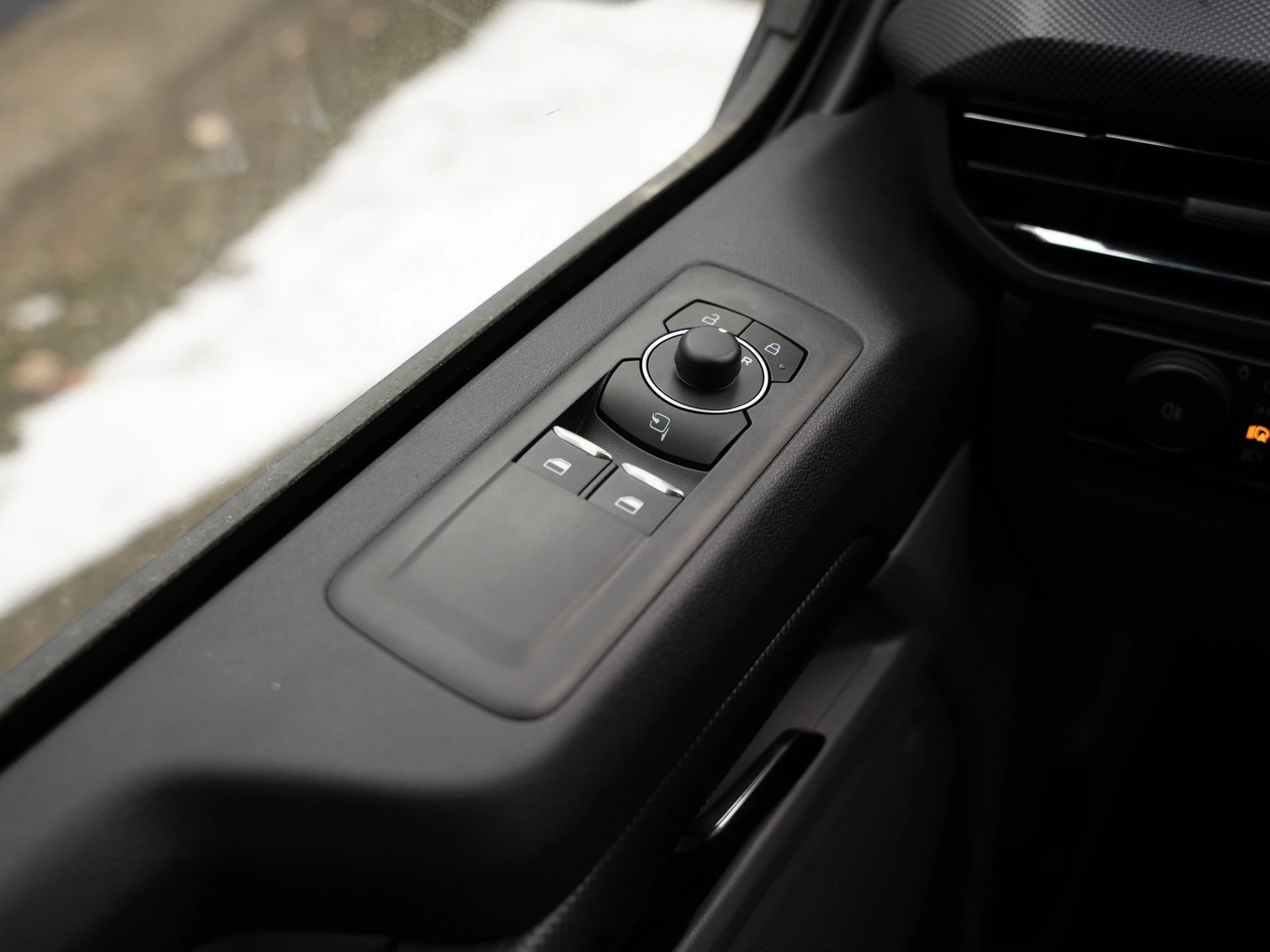 Ford Transit Custom Limited 2.0 EcoBlue 125kW 320 L2 Auto Turnier. 4-türig