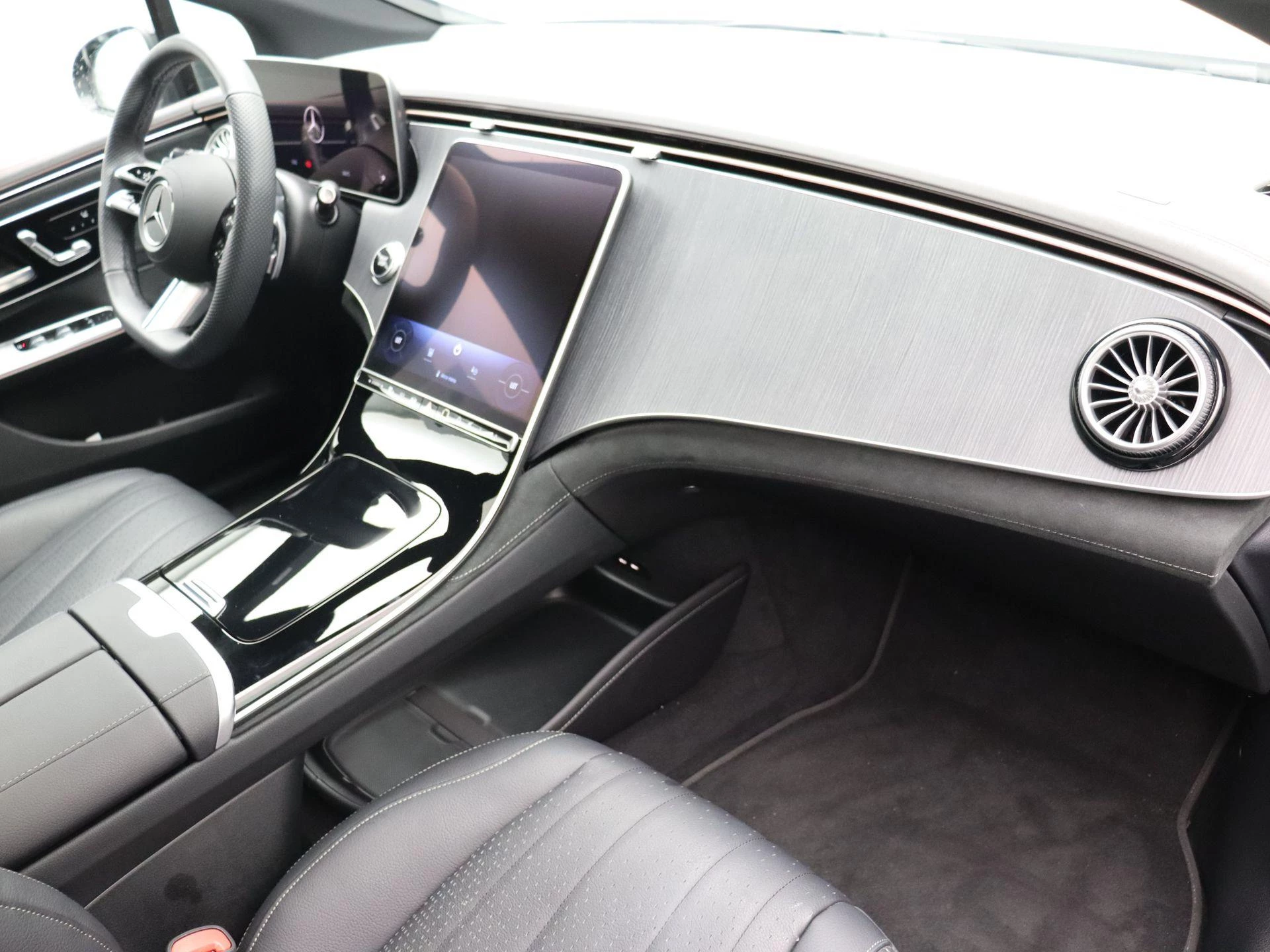 Mercedes-Benz EQE 300 AMG Line + AIRMATIC + LEDER + PANORAMISCH DAK +