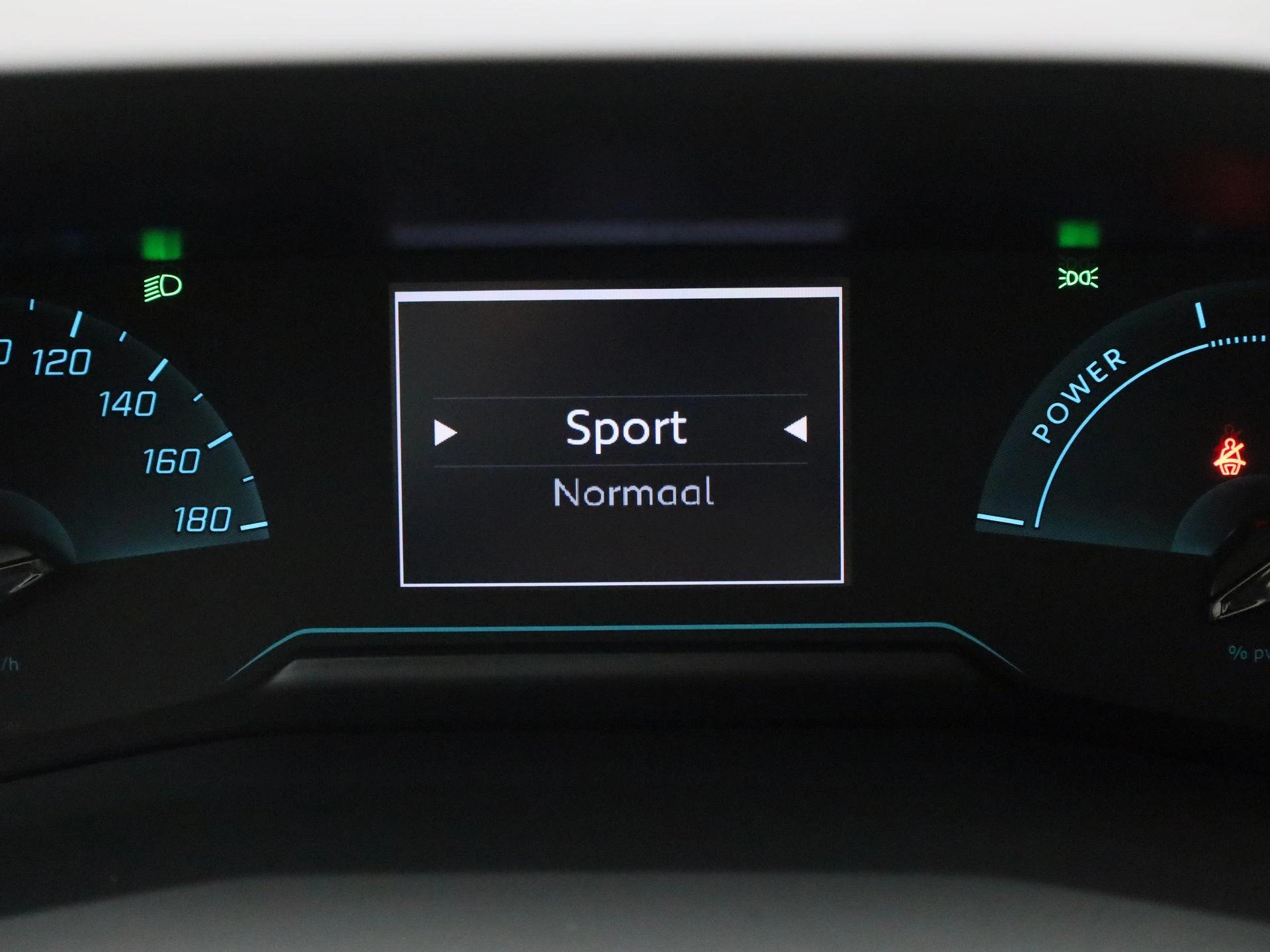 Peugeot-e-208-image-30