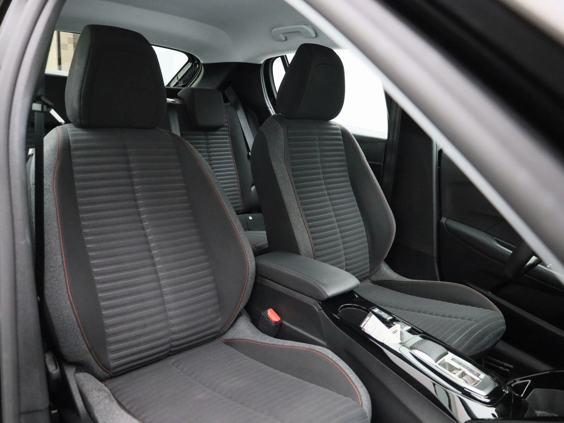 Peugeot-e-208-image-36