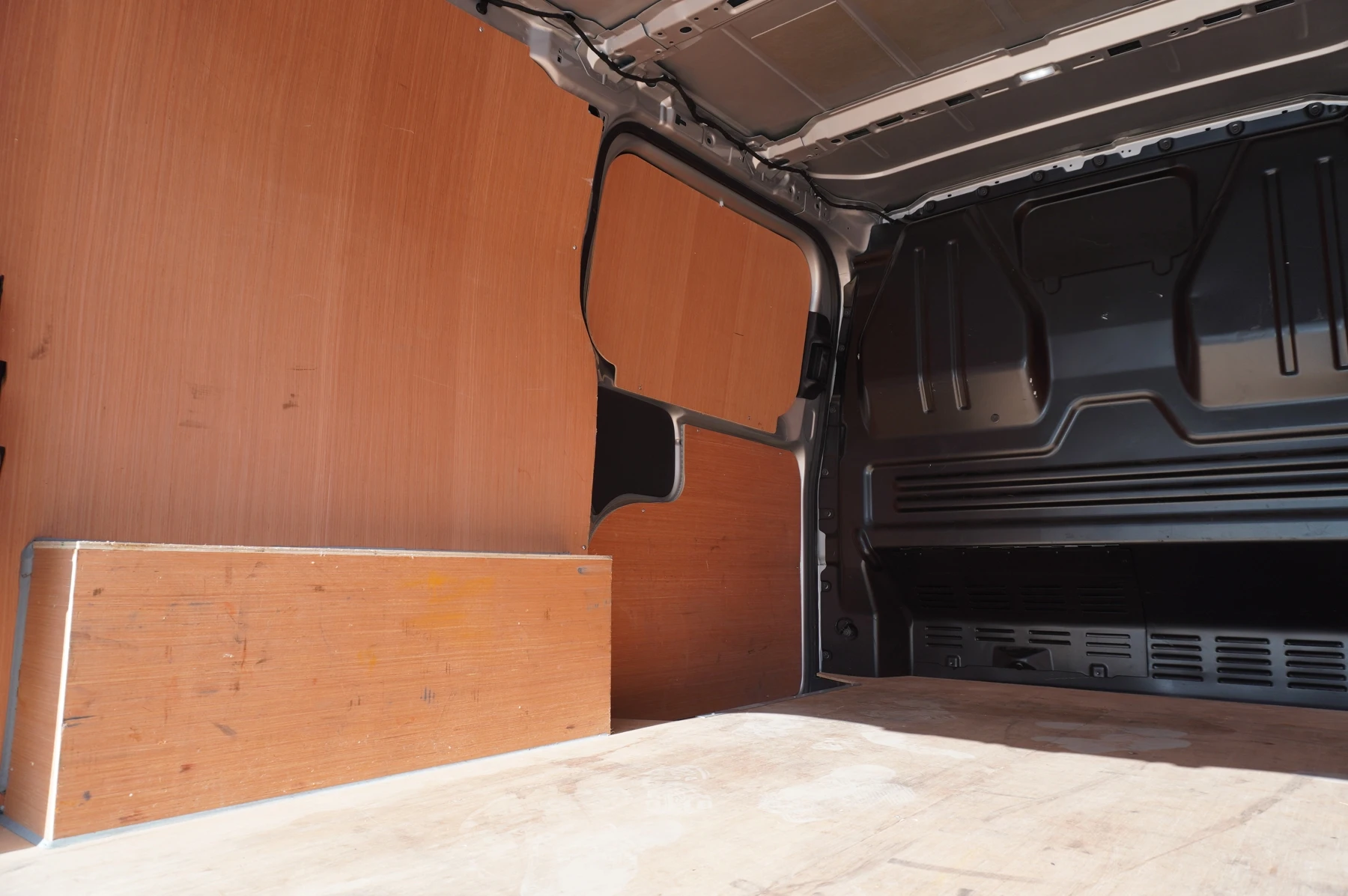 Volkswagen-Transporter-image-15