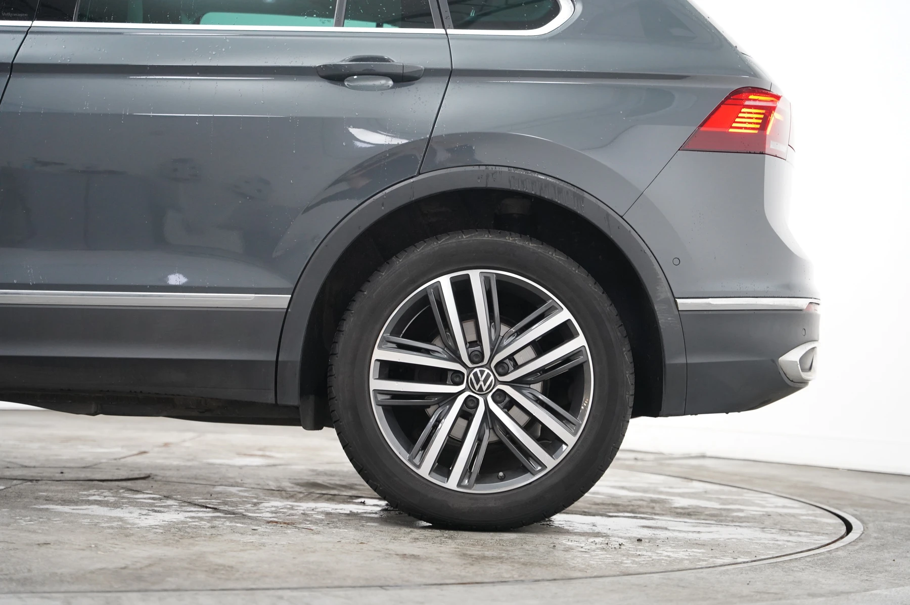 Volkswagen-Tiguan-image-32