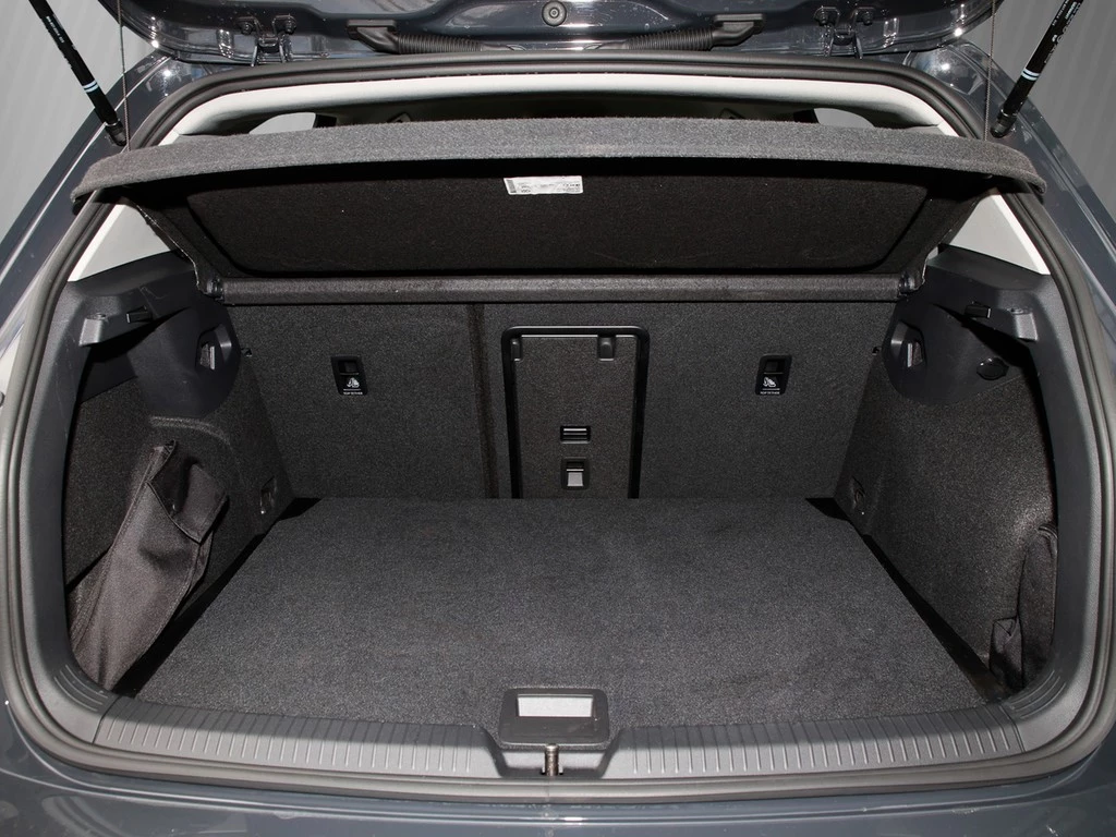 Volkswagen Golf VIII 1.5 eTSI DSG Life Navi/SHZ/LED