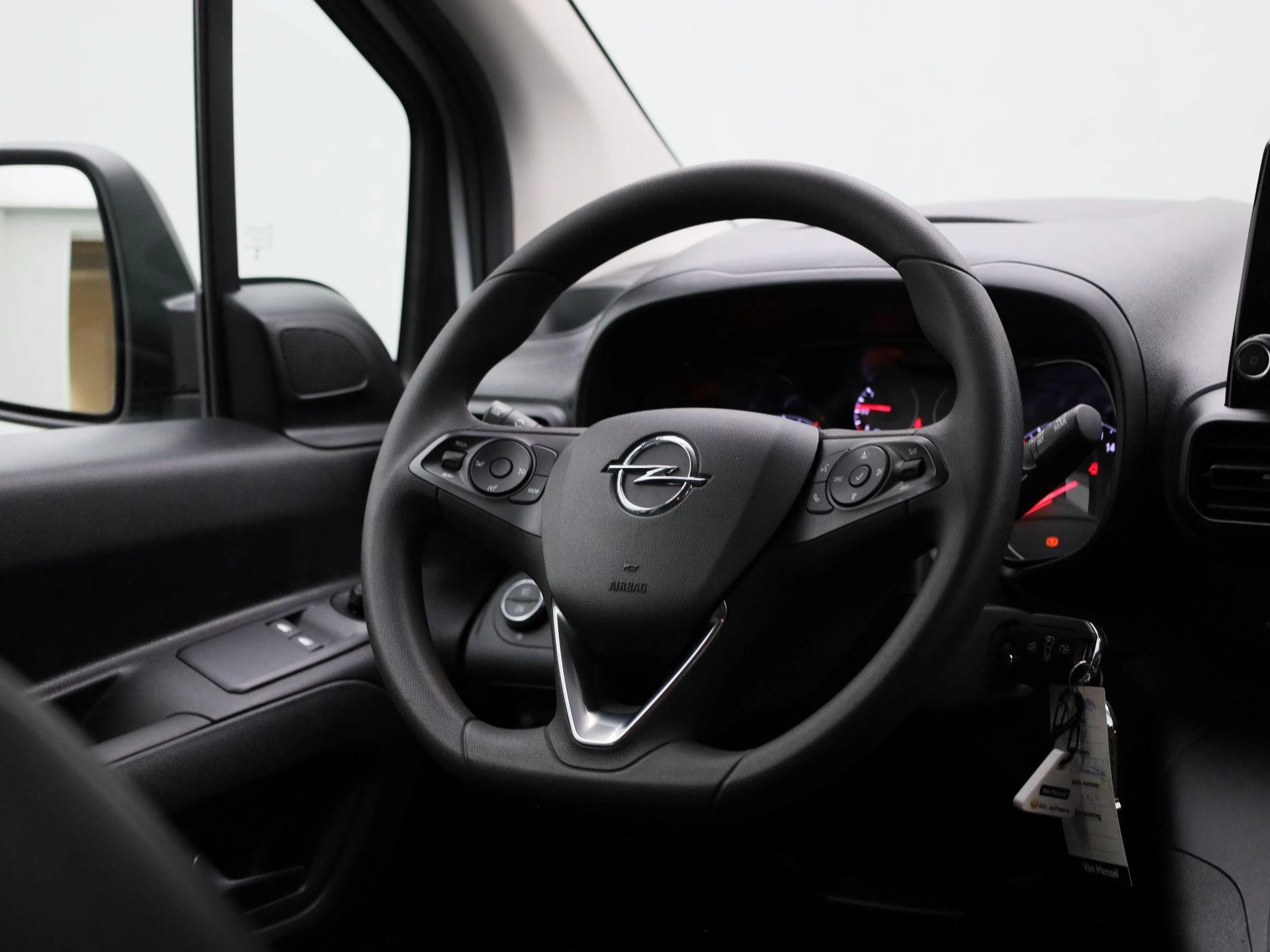 Opel-Combo Life-image-36