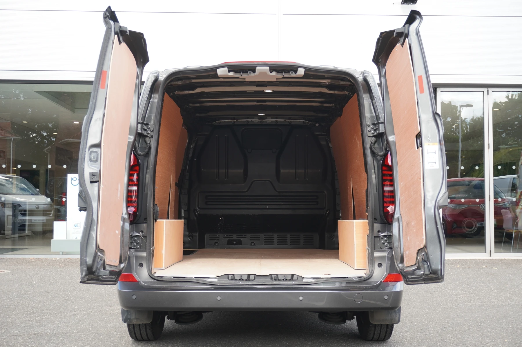 Volkswagen-Transporter-image-17