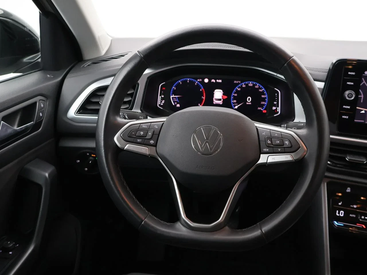 Volkswagen-T-Roc-image-13