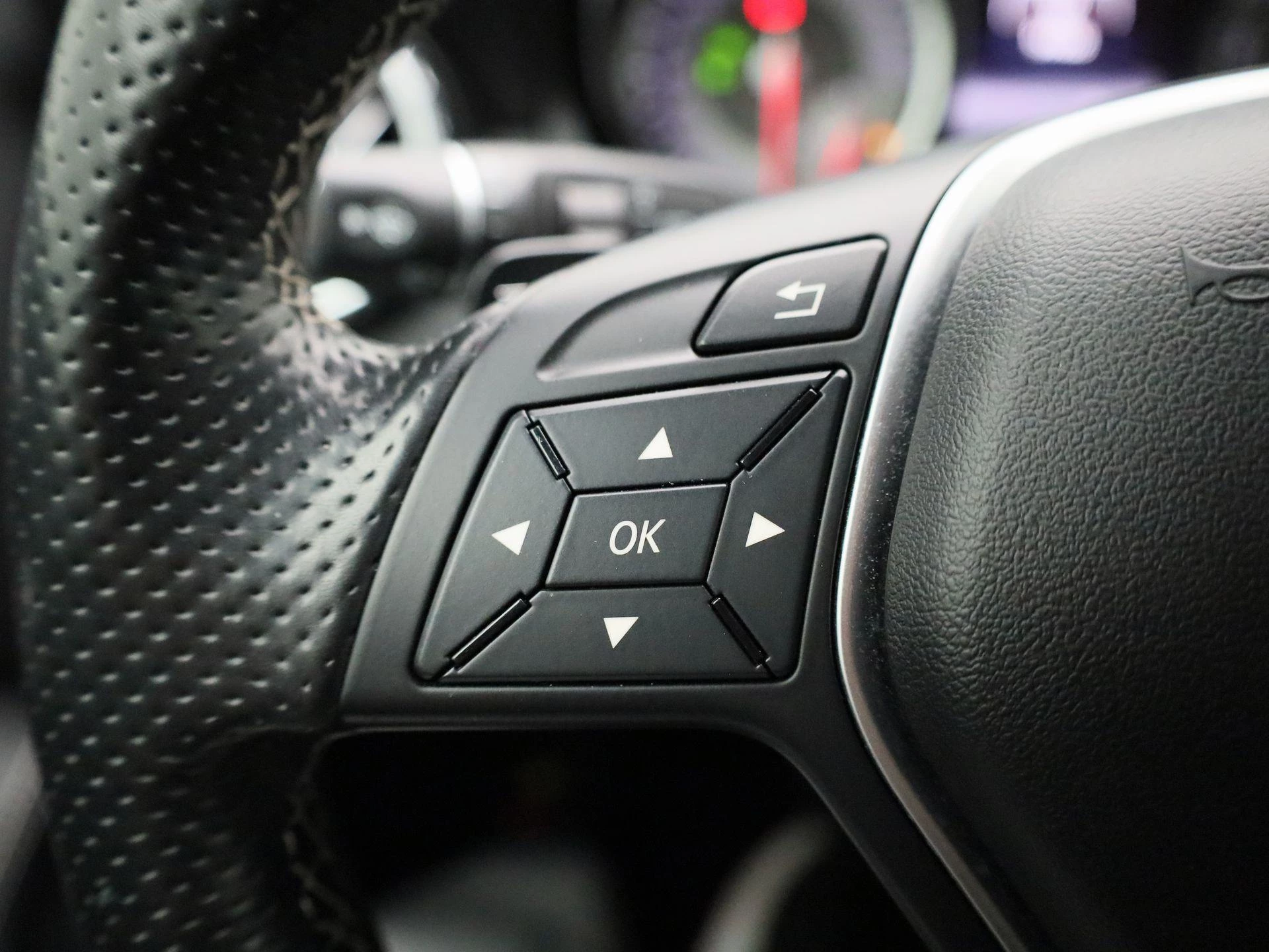Mercedes-Benz-GLA-image-17