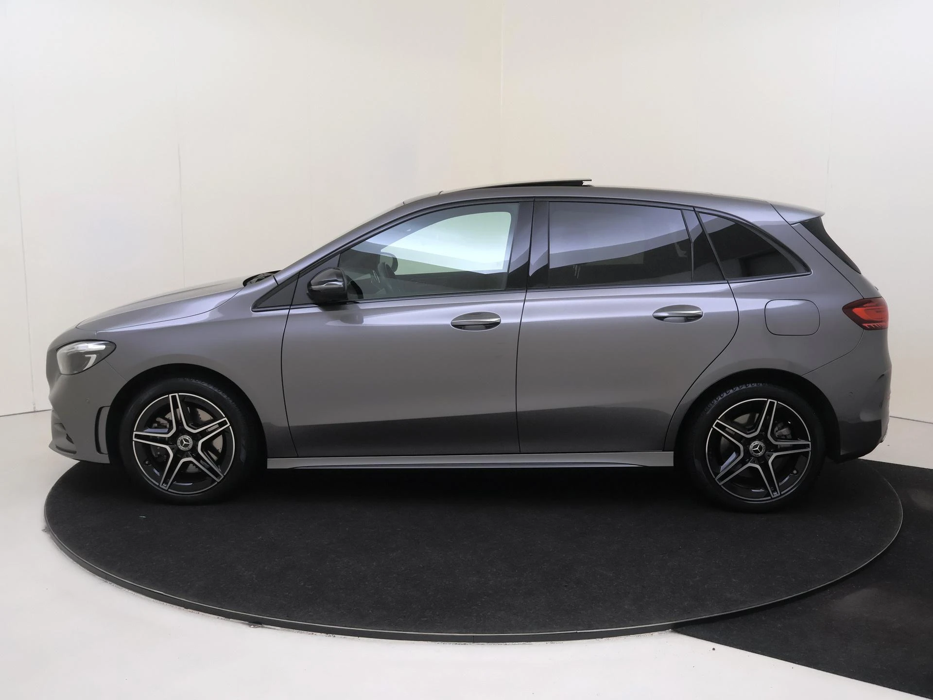 Mercedes-Benz-B-Klasse-image-7