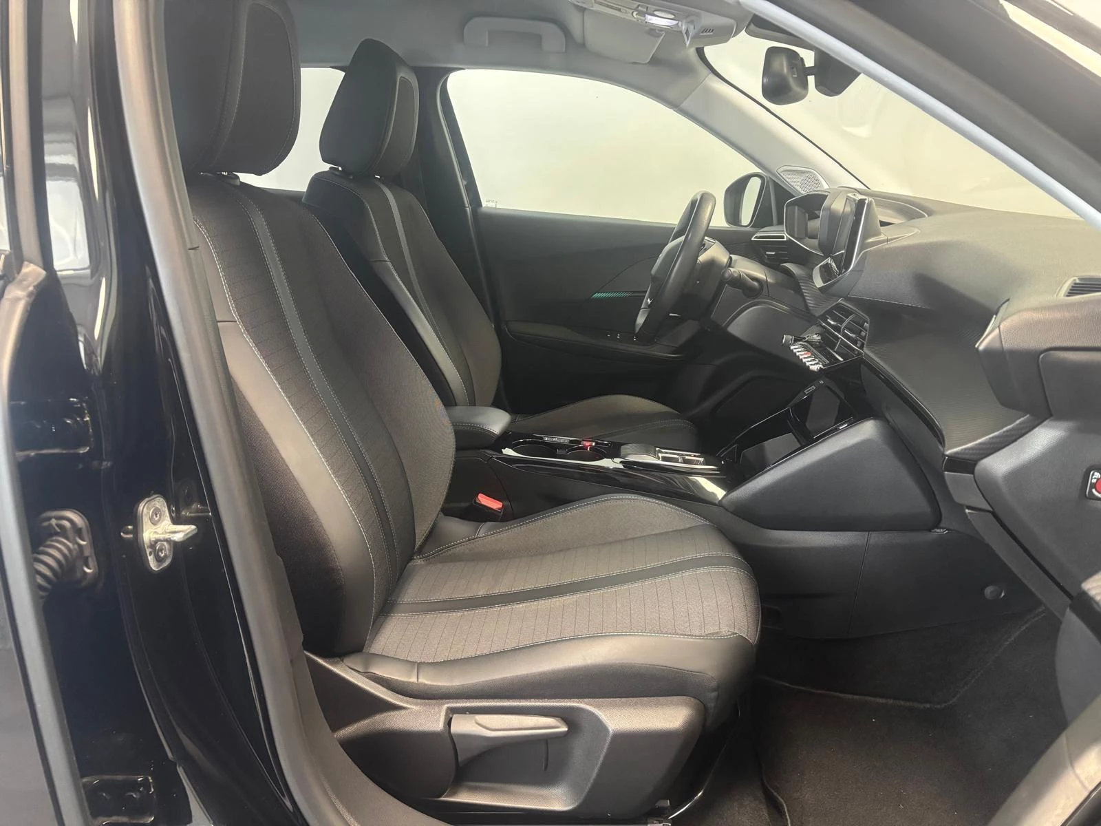 Peugeot-e-2008-image-6