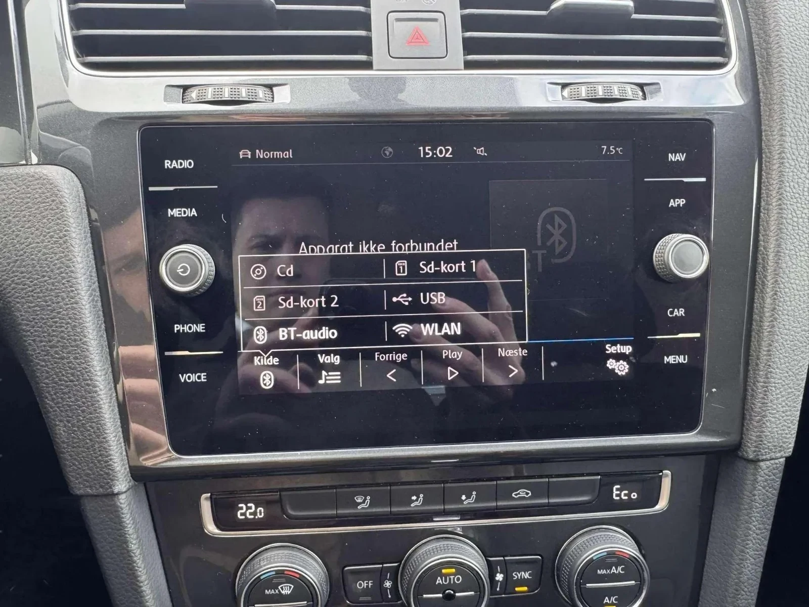 Volkswagen-e-Golf-image-12