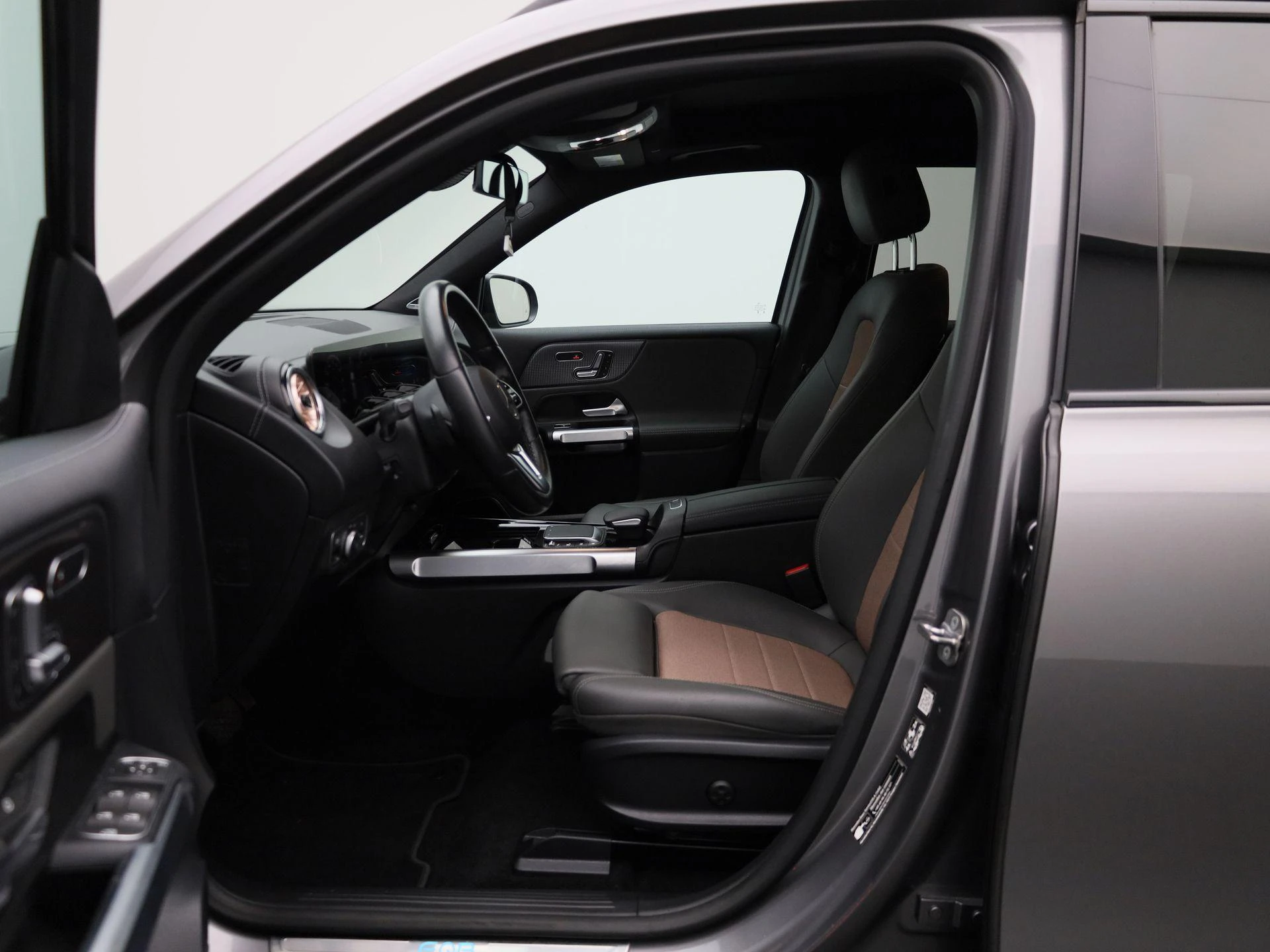 Mercedes-Benz-EQB-image-8