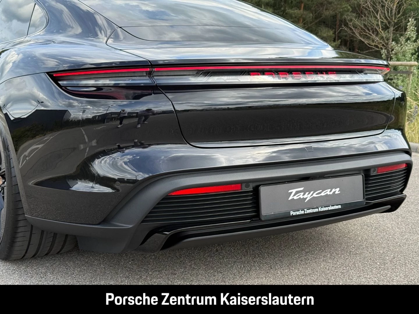 Porsche Taycan Black Edition InnoDrive HA-Lenkung HeadUp black edition