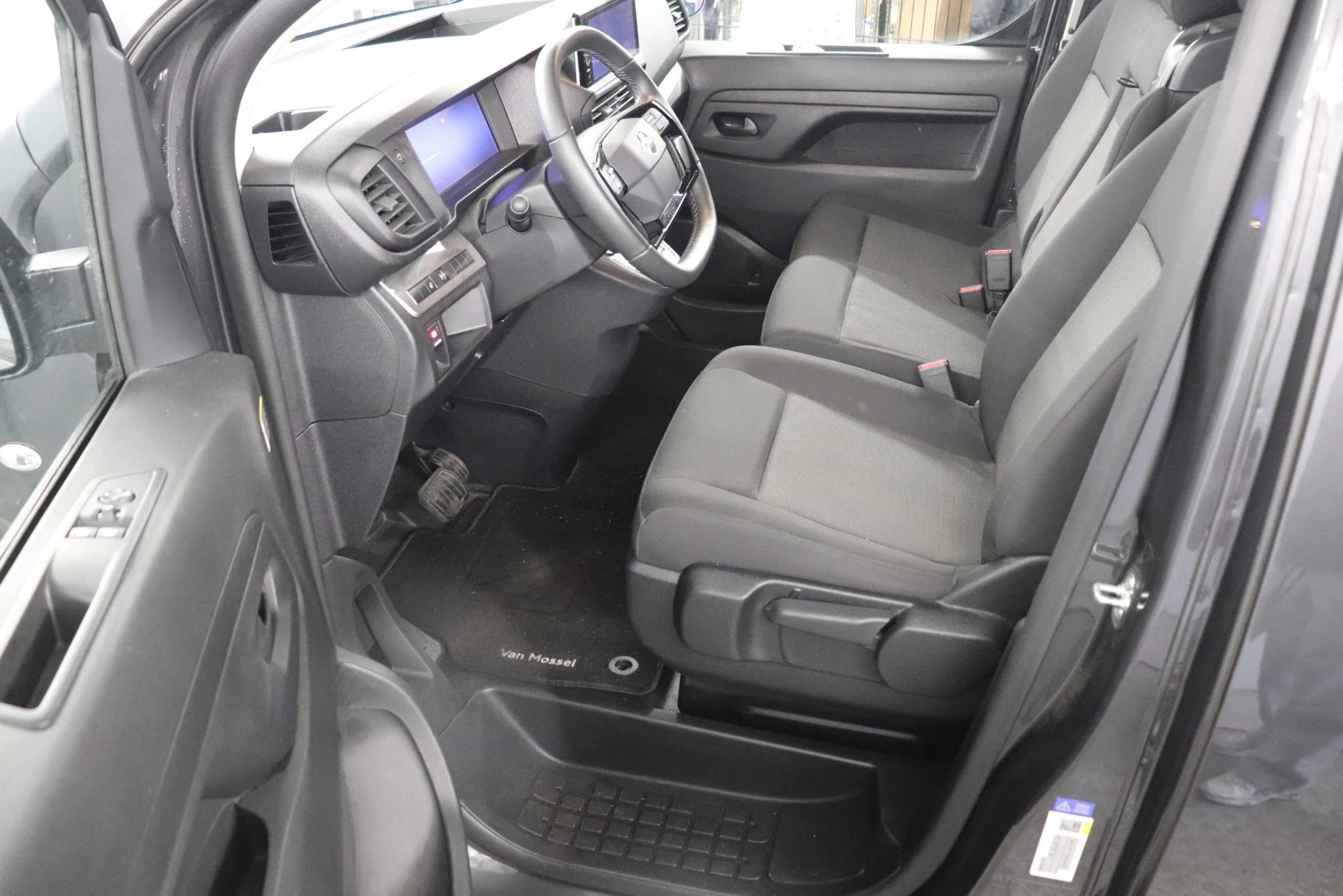 Opel-Vivaro-image-12