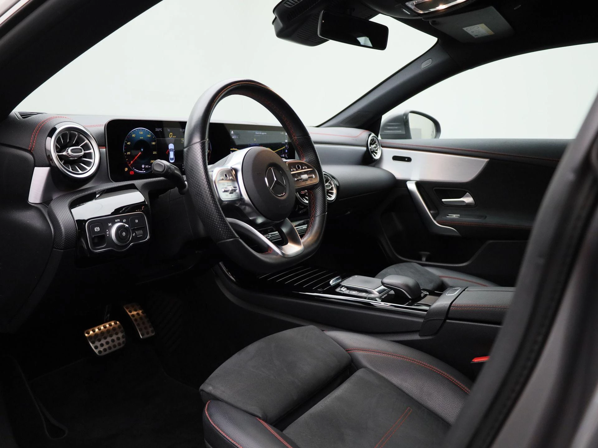 Mercedes-Benz-CLA-image-31