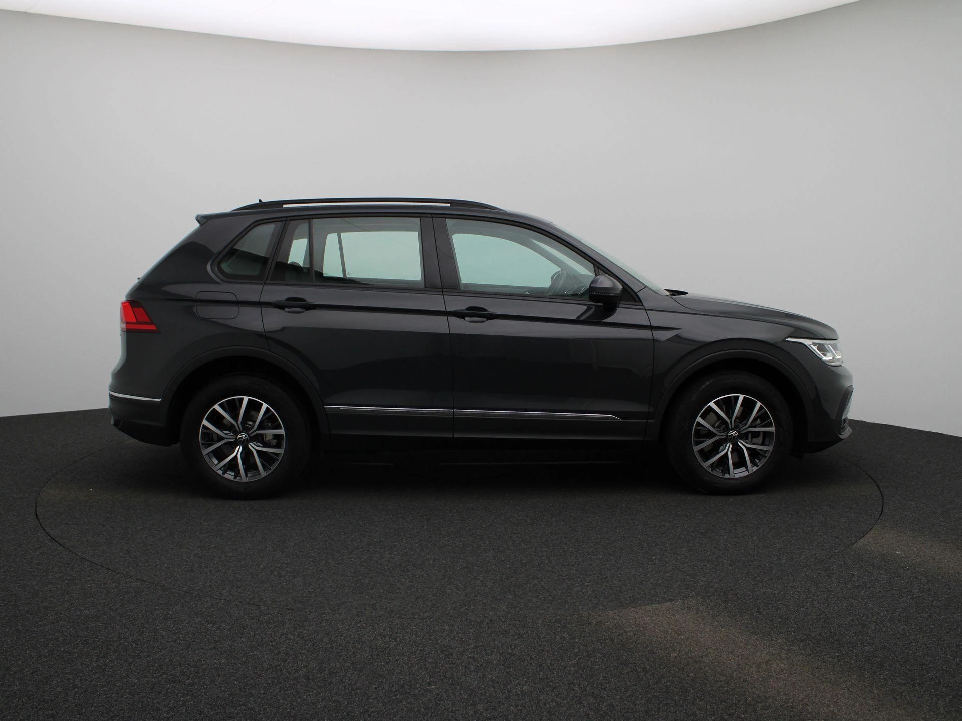 Volkswagen-Tiguan-image-5