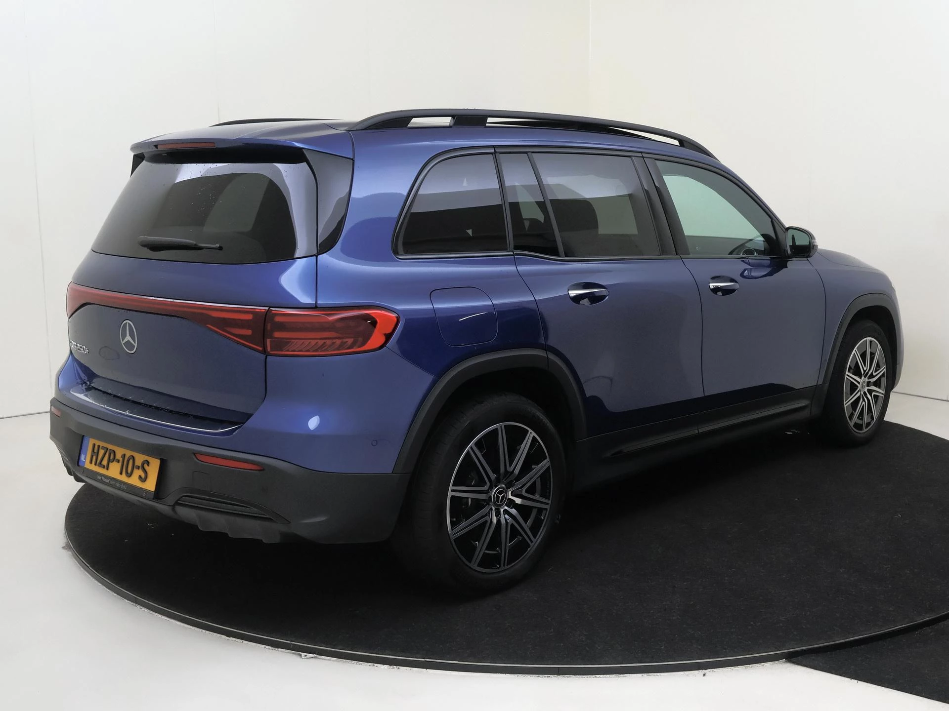 Mercedes-Benz-EQB-image-3