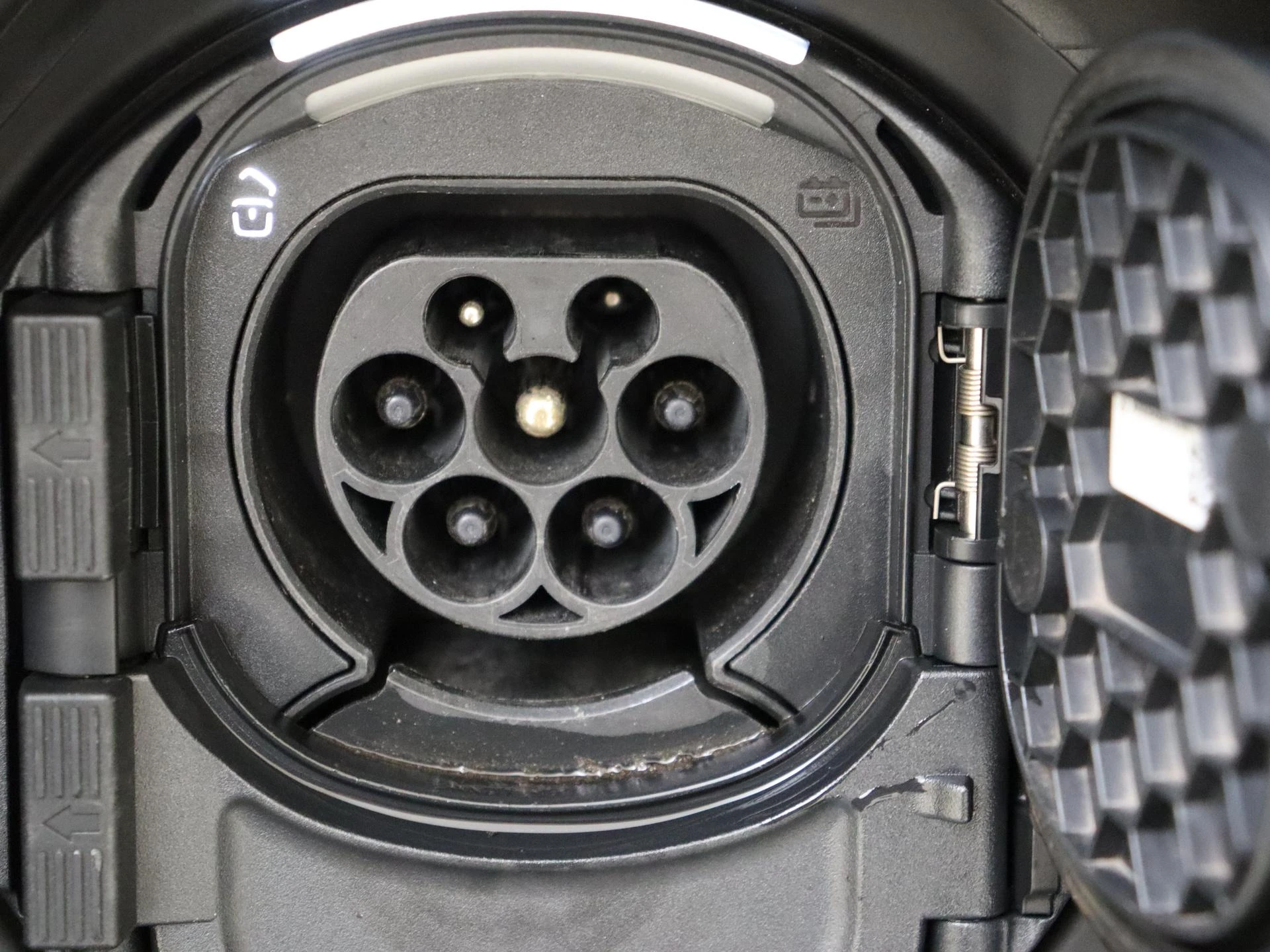 Mercedes-Benz-EQA-image-28