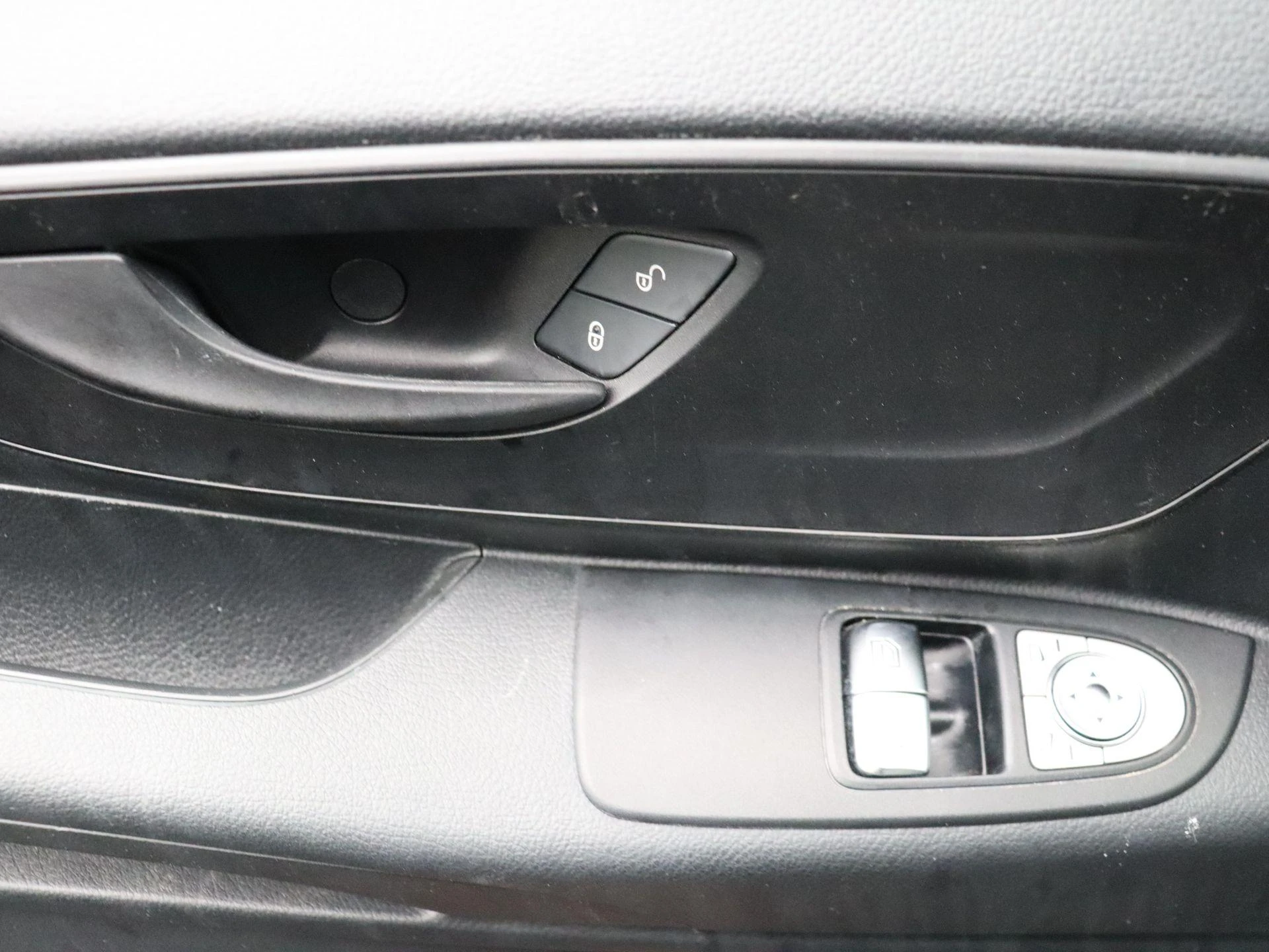 Mercedes-Benz-Vito-image-8