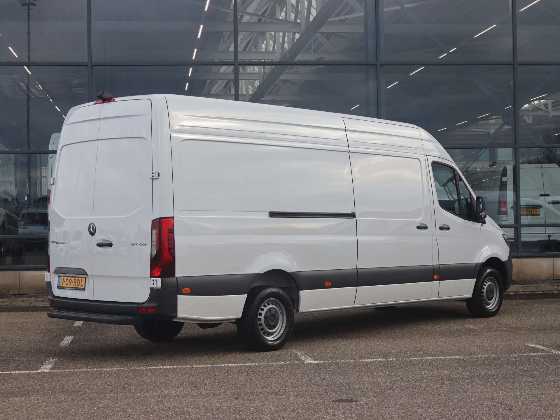 Mercedes-Benz-Sprinter-image-1