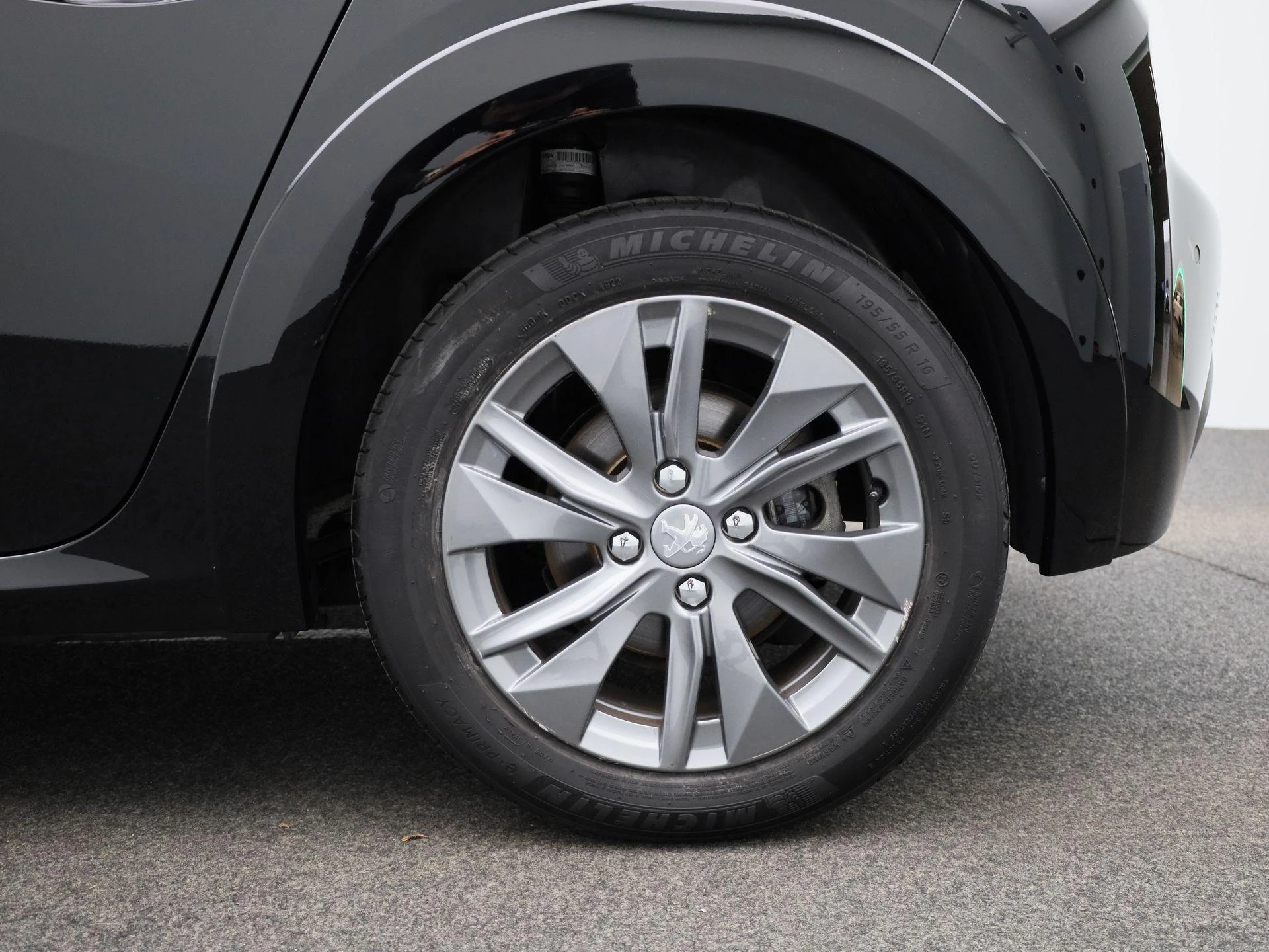 Peugeot-e-208-image-13