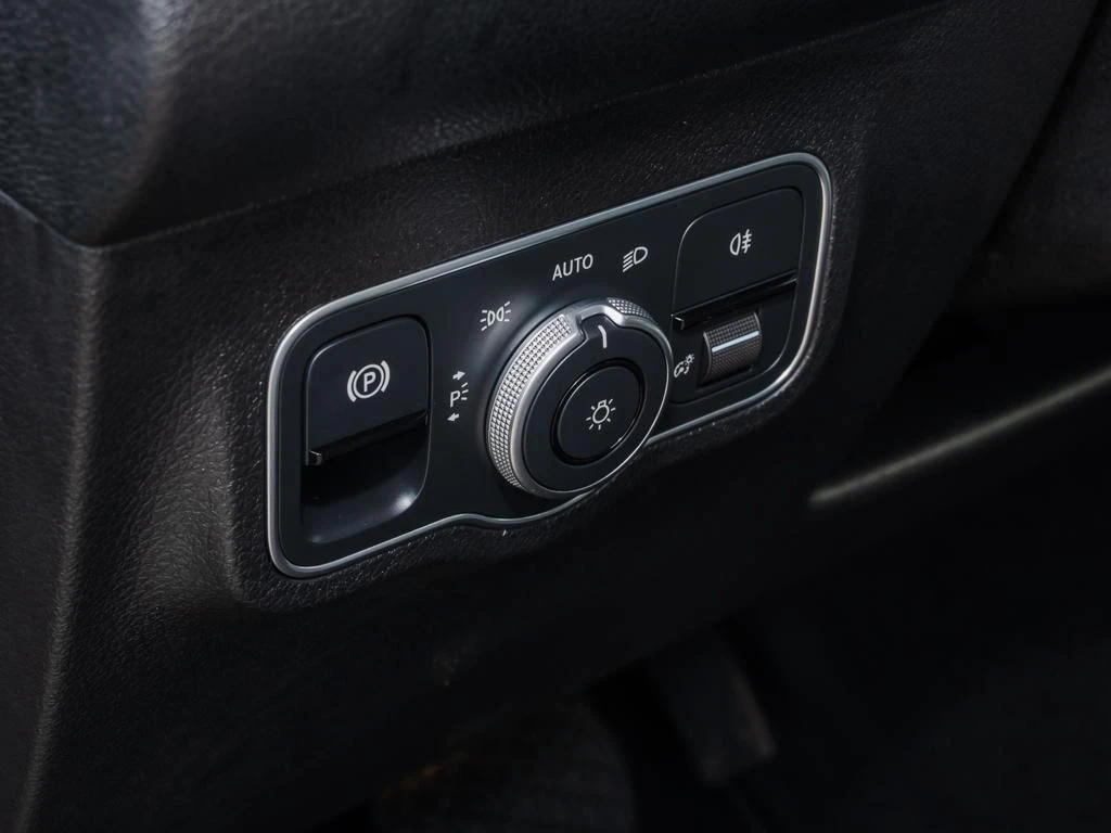 Mercedes-Benz-GLB 200 d-image-15