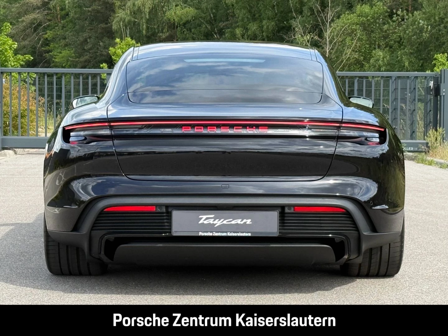Porsche Taycan Black Edition InnoDrive HA-Lenkung HeadUp black edition