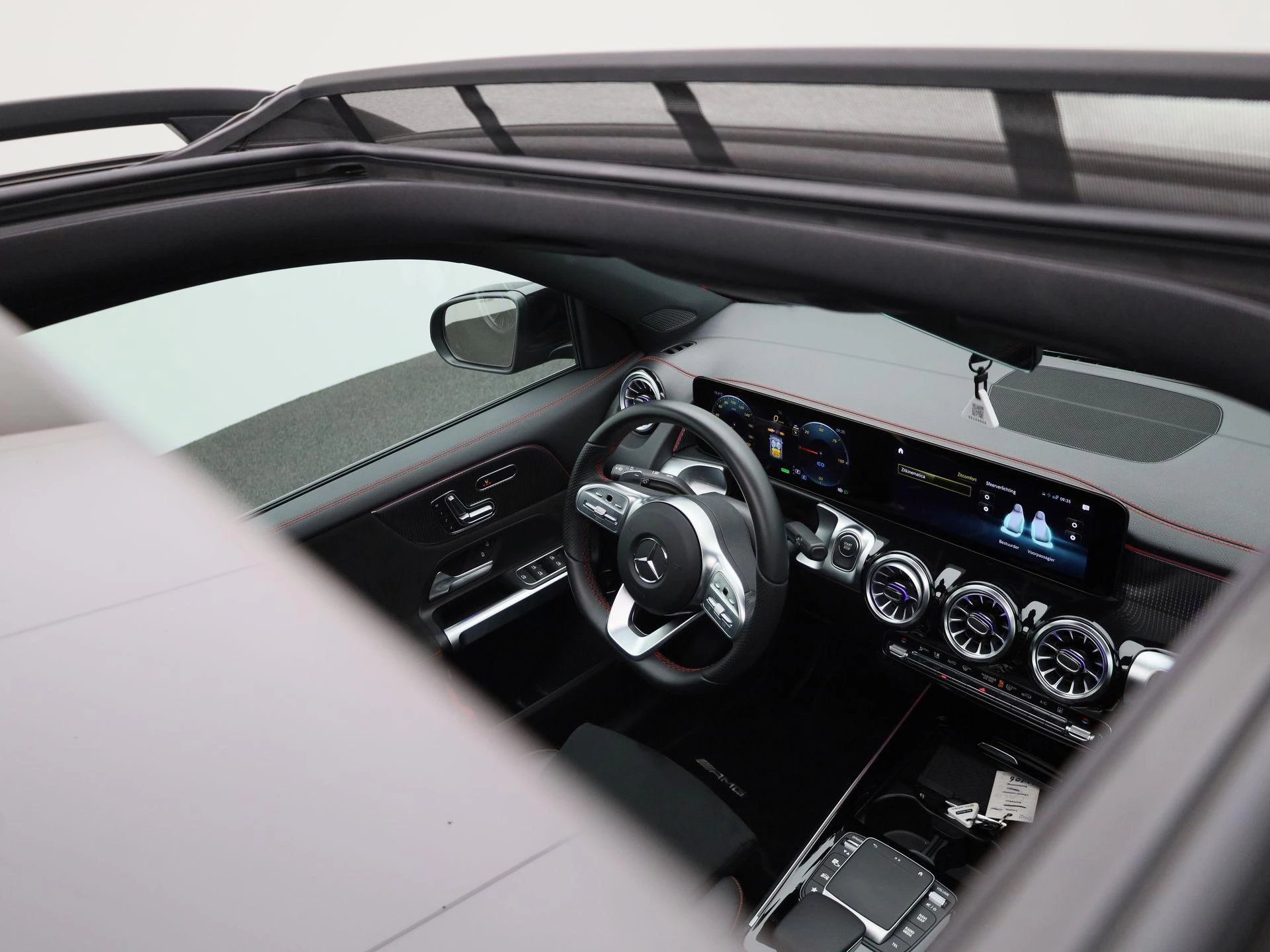 Mercedes-Benz-EQB-image-40