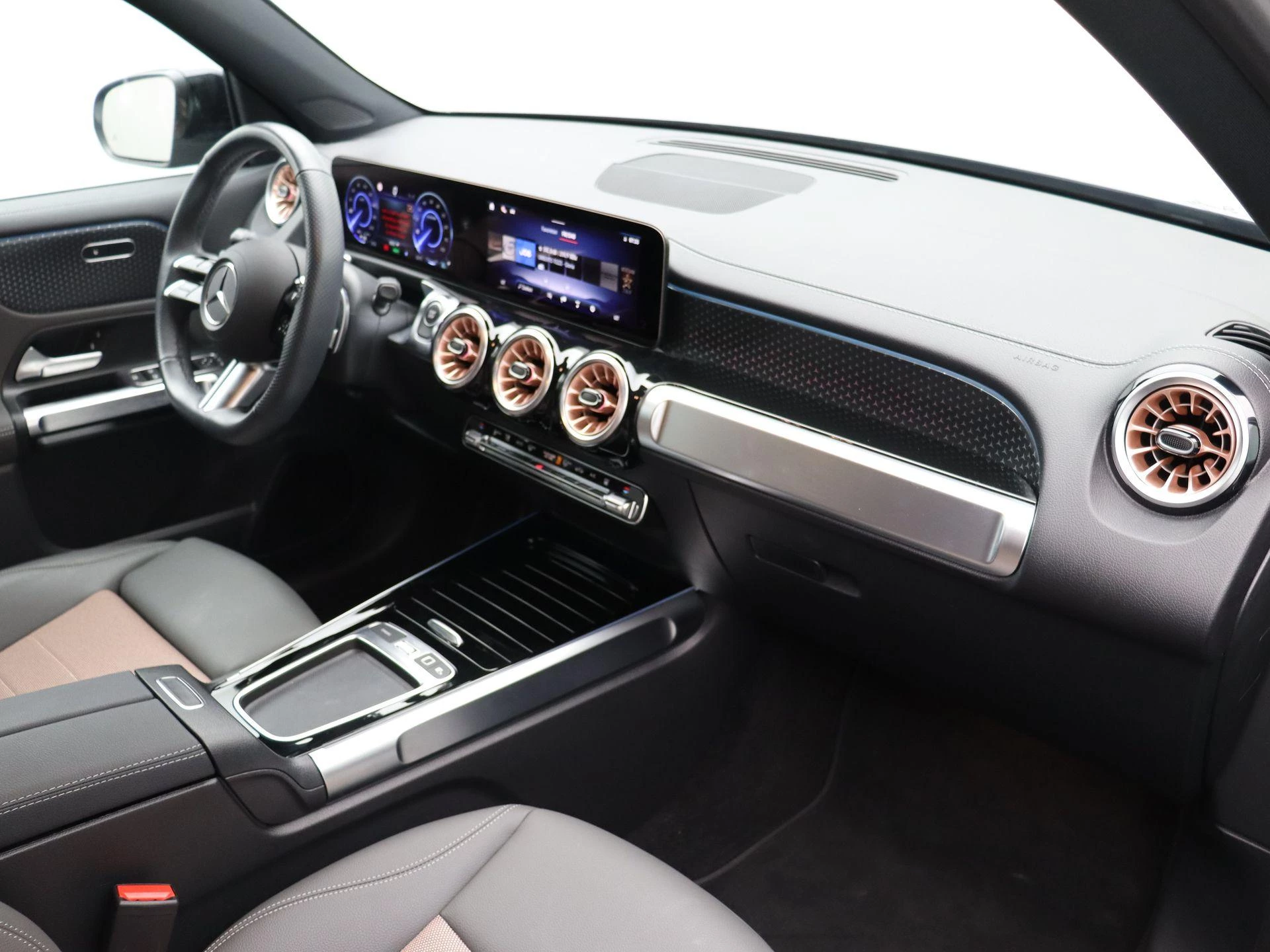 Mercedes-Benz-EQB-image-18