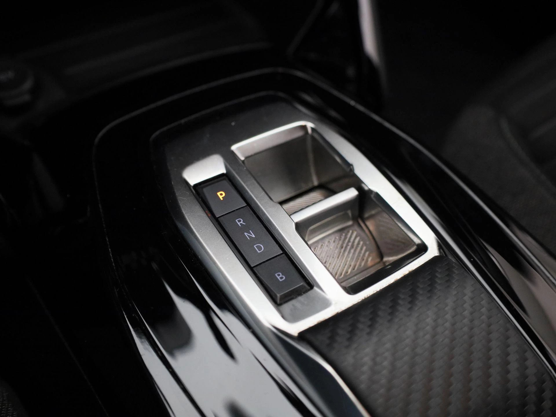 Peugeot-e-2008-image-25