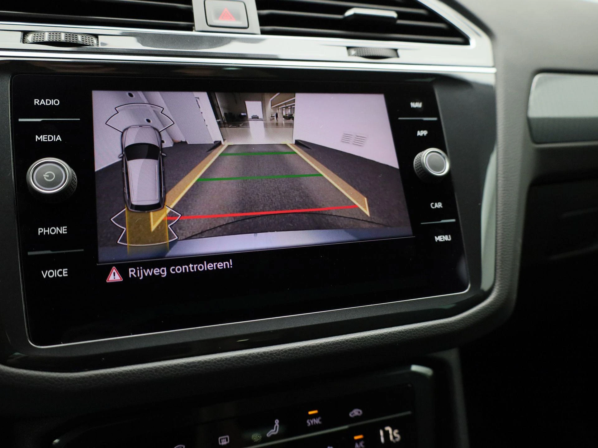 Volkswagen-Tiguan-image-26