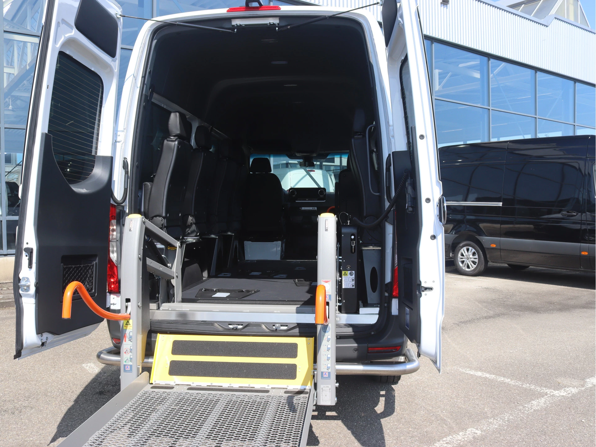 Mercedes-Benz-Sprinter-image-2