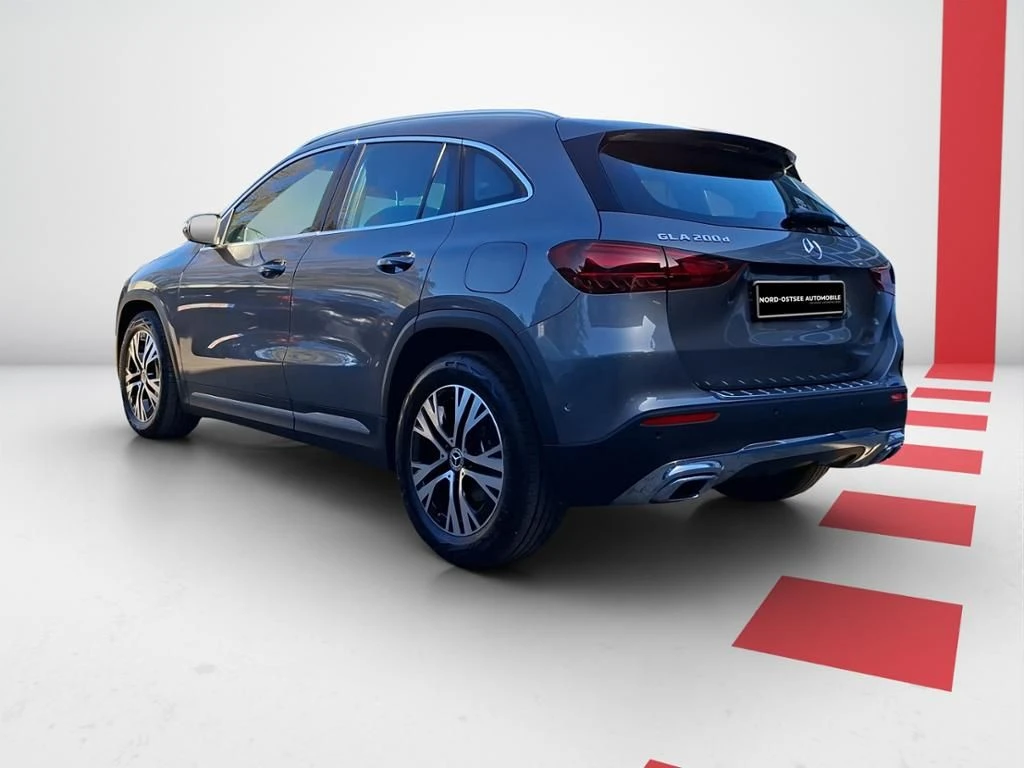 Mercedes-Benz-GLA 200 d-image-4