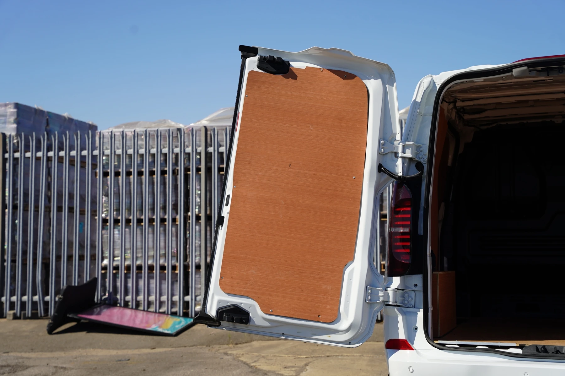 Volkswagen-Transporter-image-24