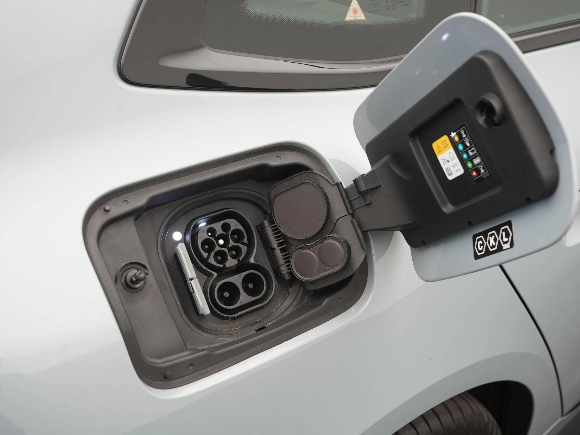 BMW-i4-image-44