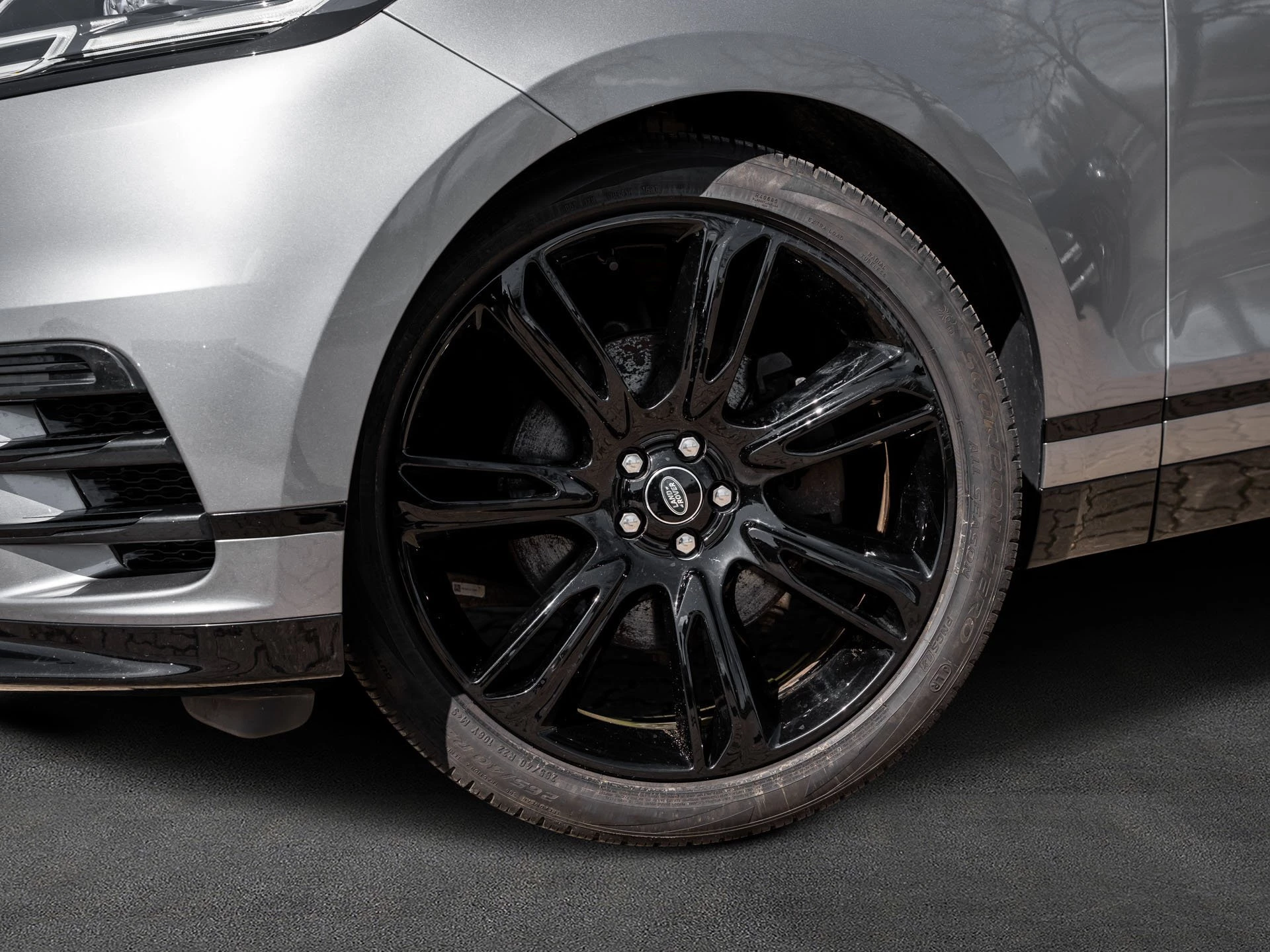 Land Rover-Range Rover Velar-image-4
