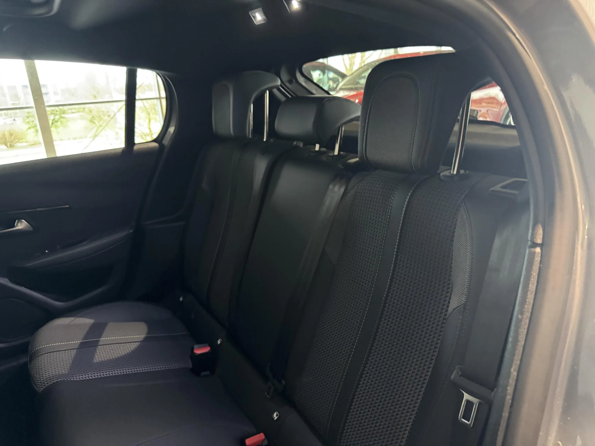 Peugeot-e-208-image-33