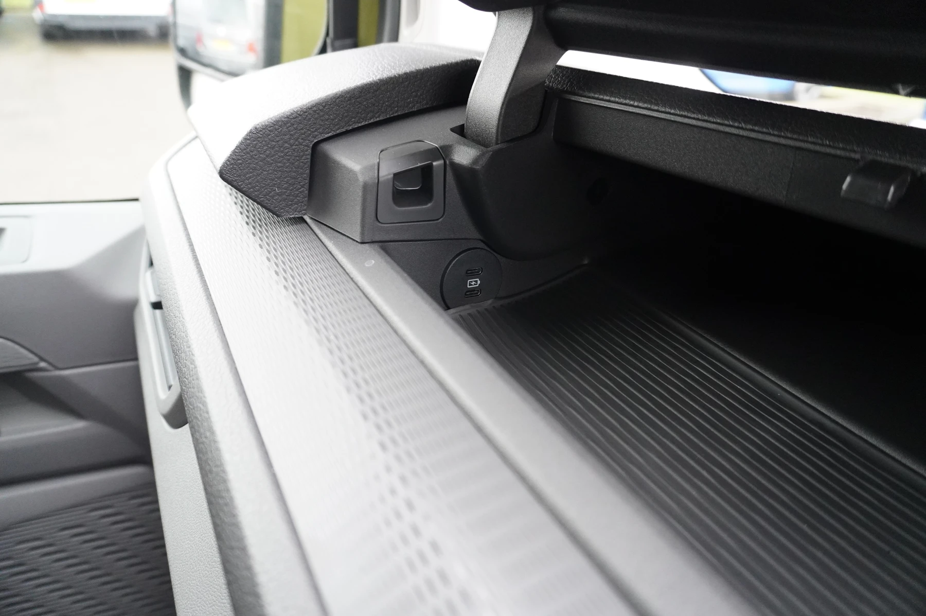 Volkswagen-Transporter-image-46