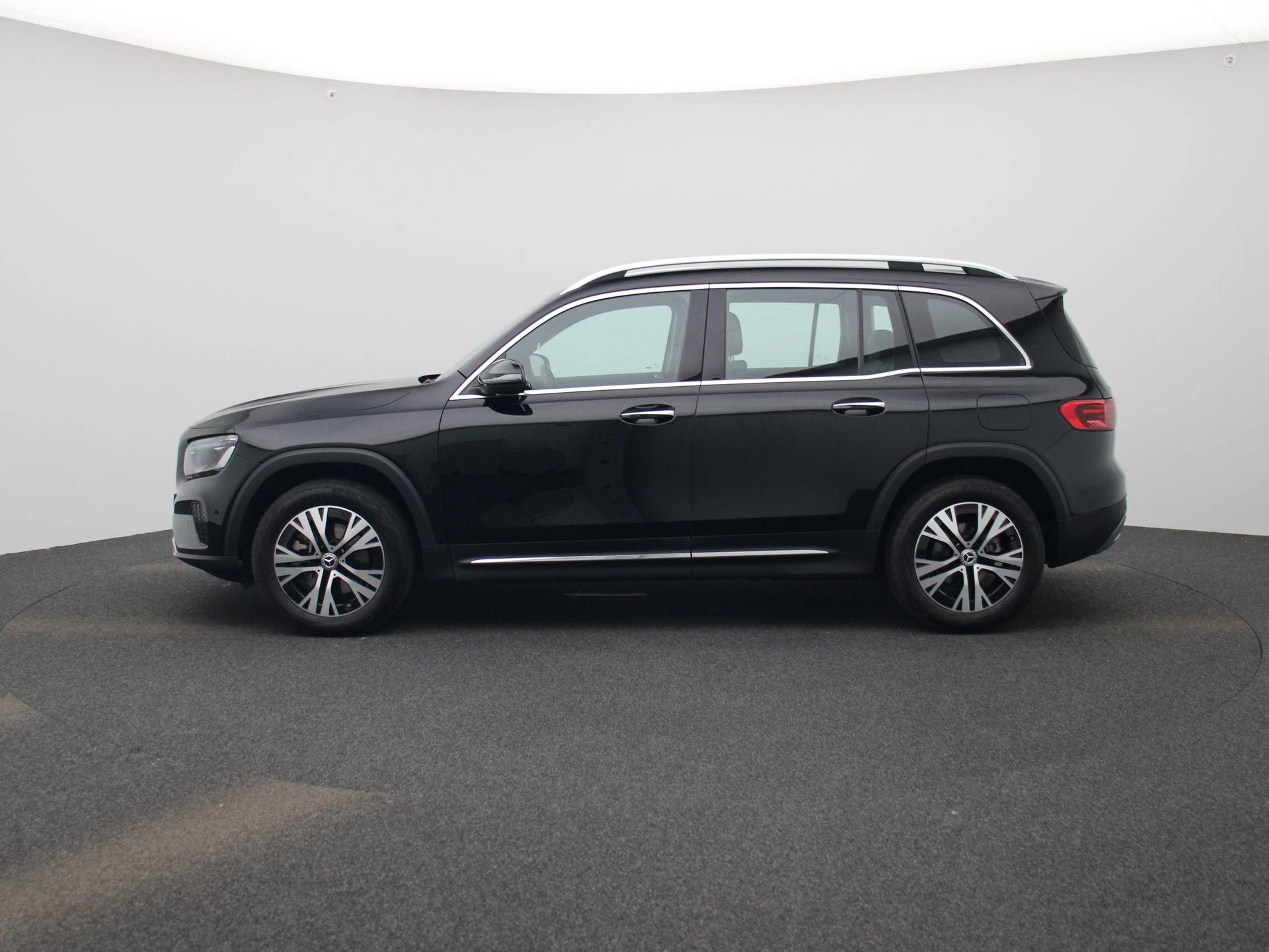 Mercedes-Benz-GLB-image-3