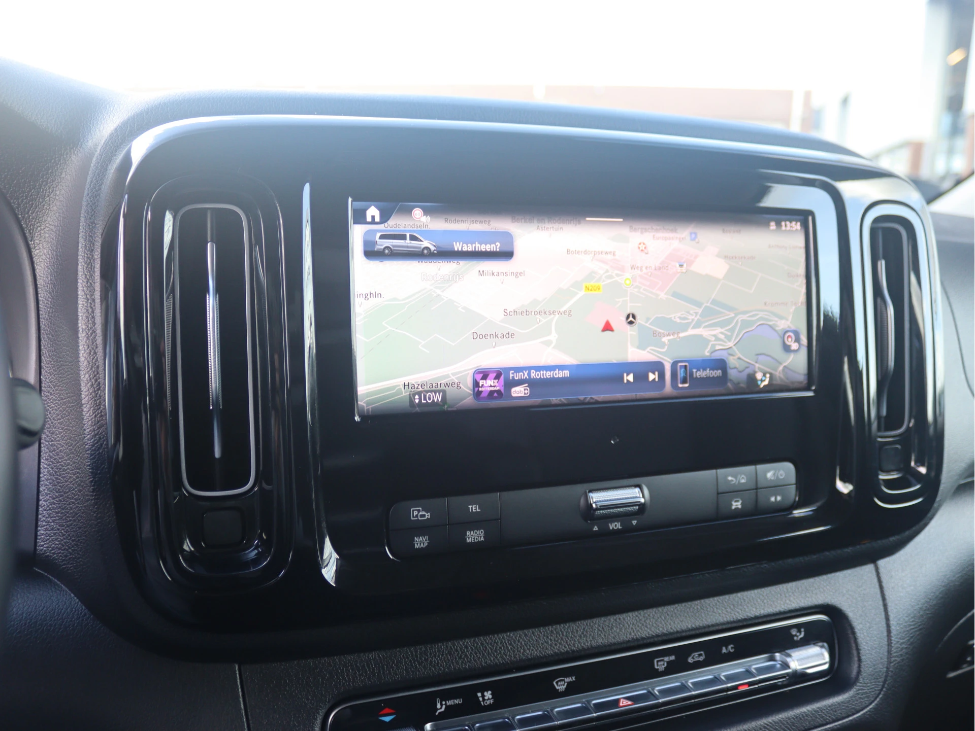 Mercedes-Benz-Vito-image-10