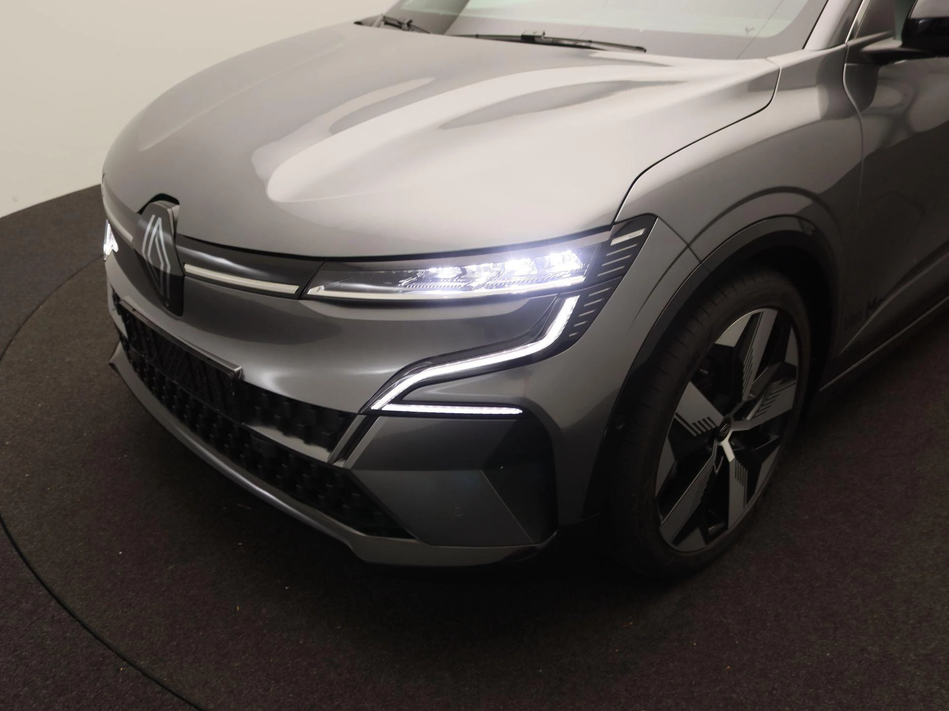 Renault-Megane E-Tech-image-14