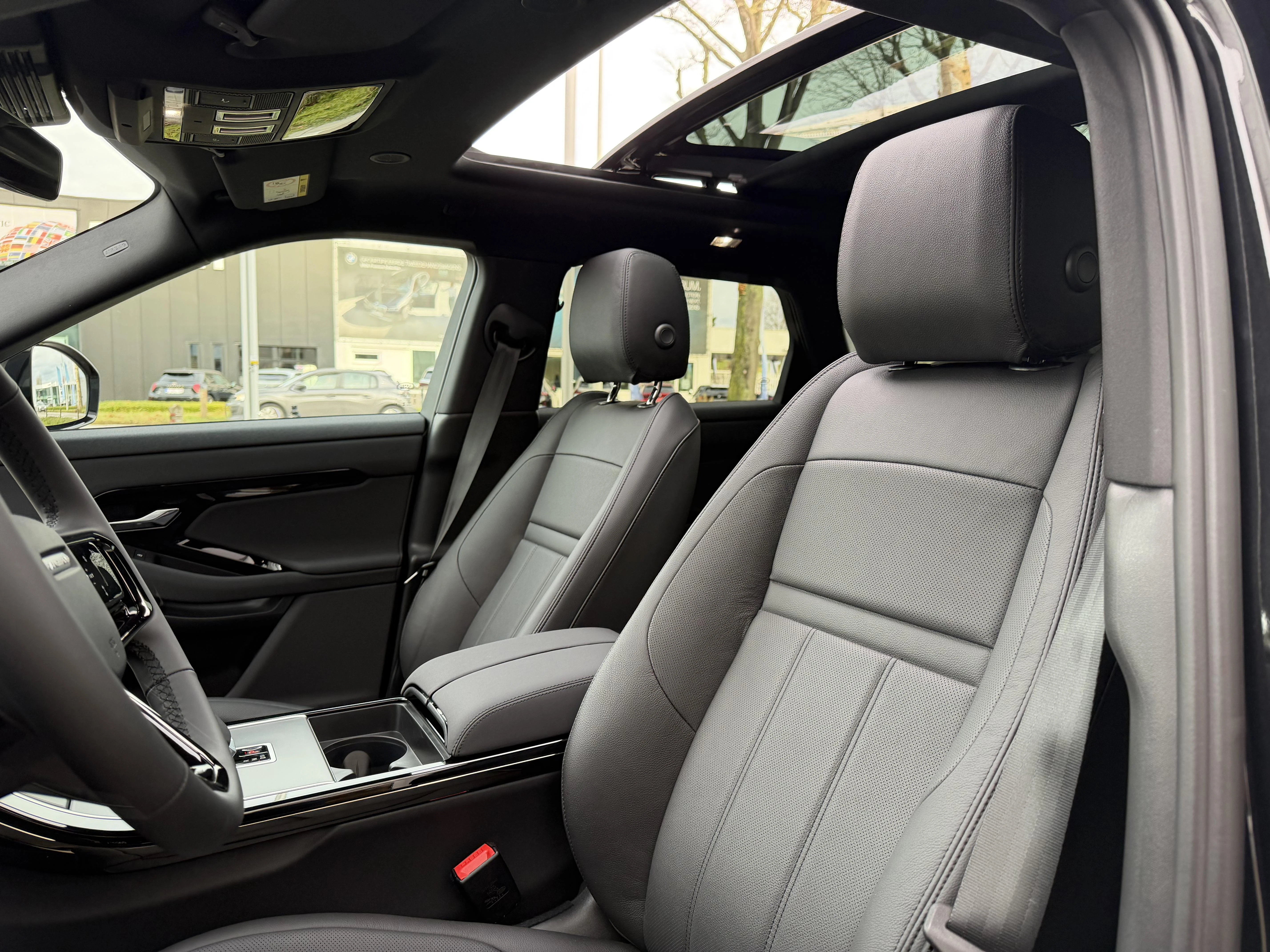 Land Rover-Range Rover Evoque-image-24