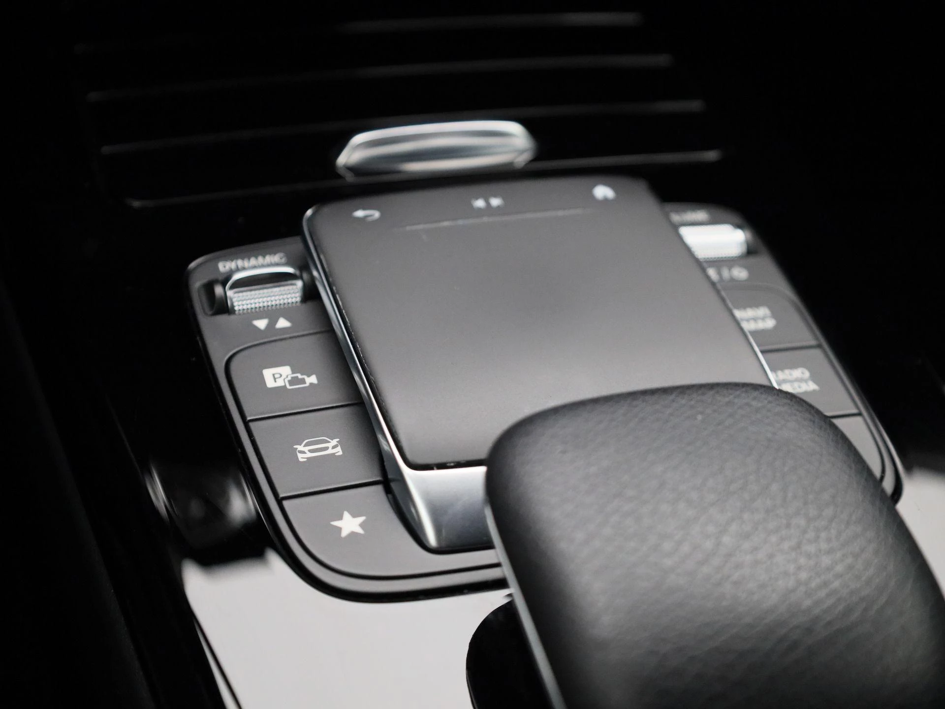 Mercedes-Benz-CLA-image-18