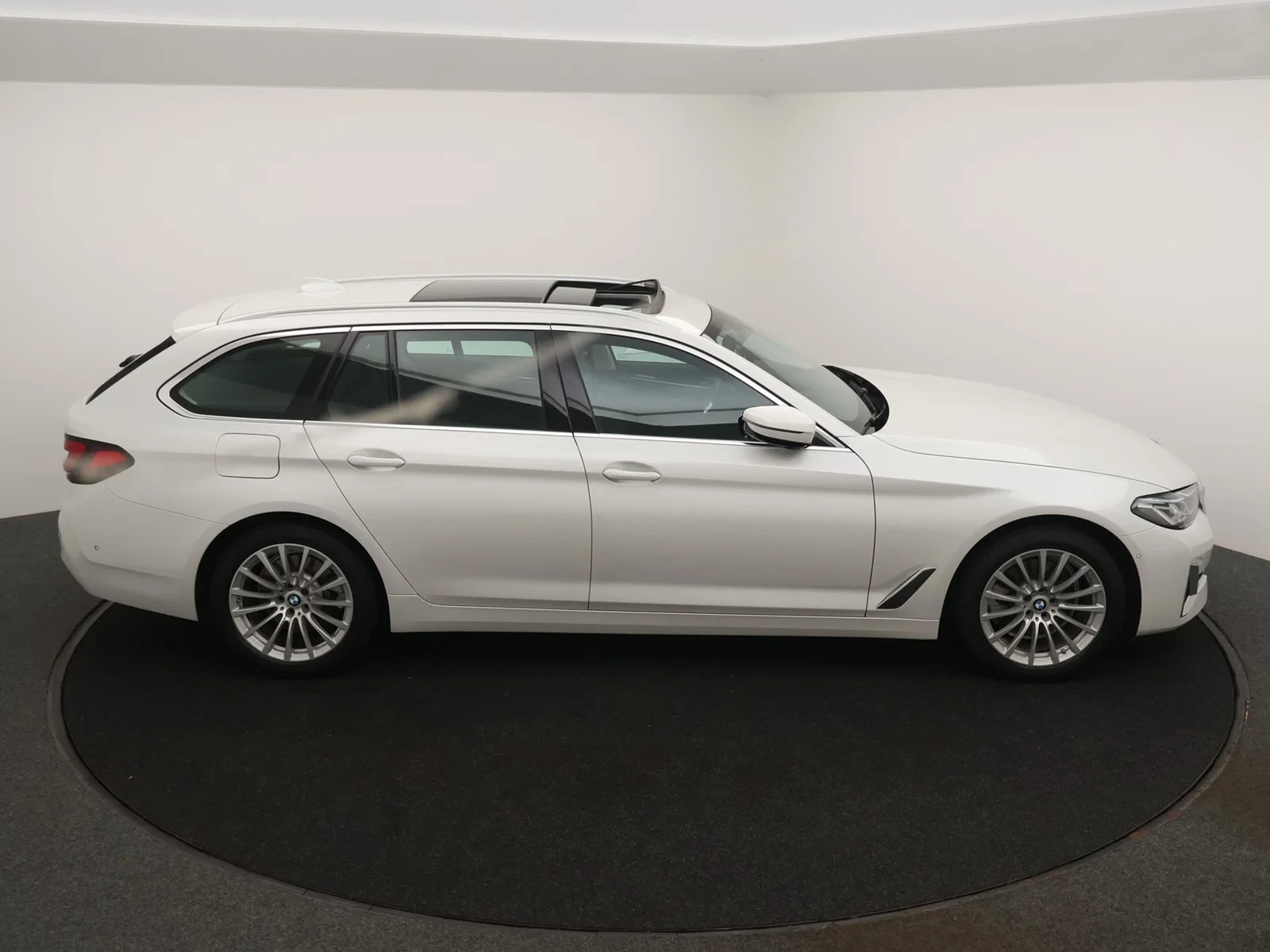 BMW Série 5 SW (G31LCI) Touring 520iA 184PK *AUTOMAAT*PANO DAK*LEDER*SFEERVERLICHTING*NAVI*BLTH*CRUISE*APP CONNECT*FULL LED*...