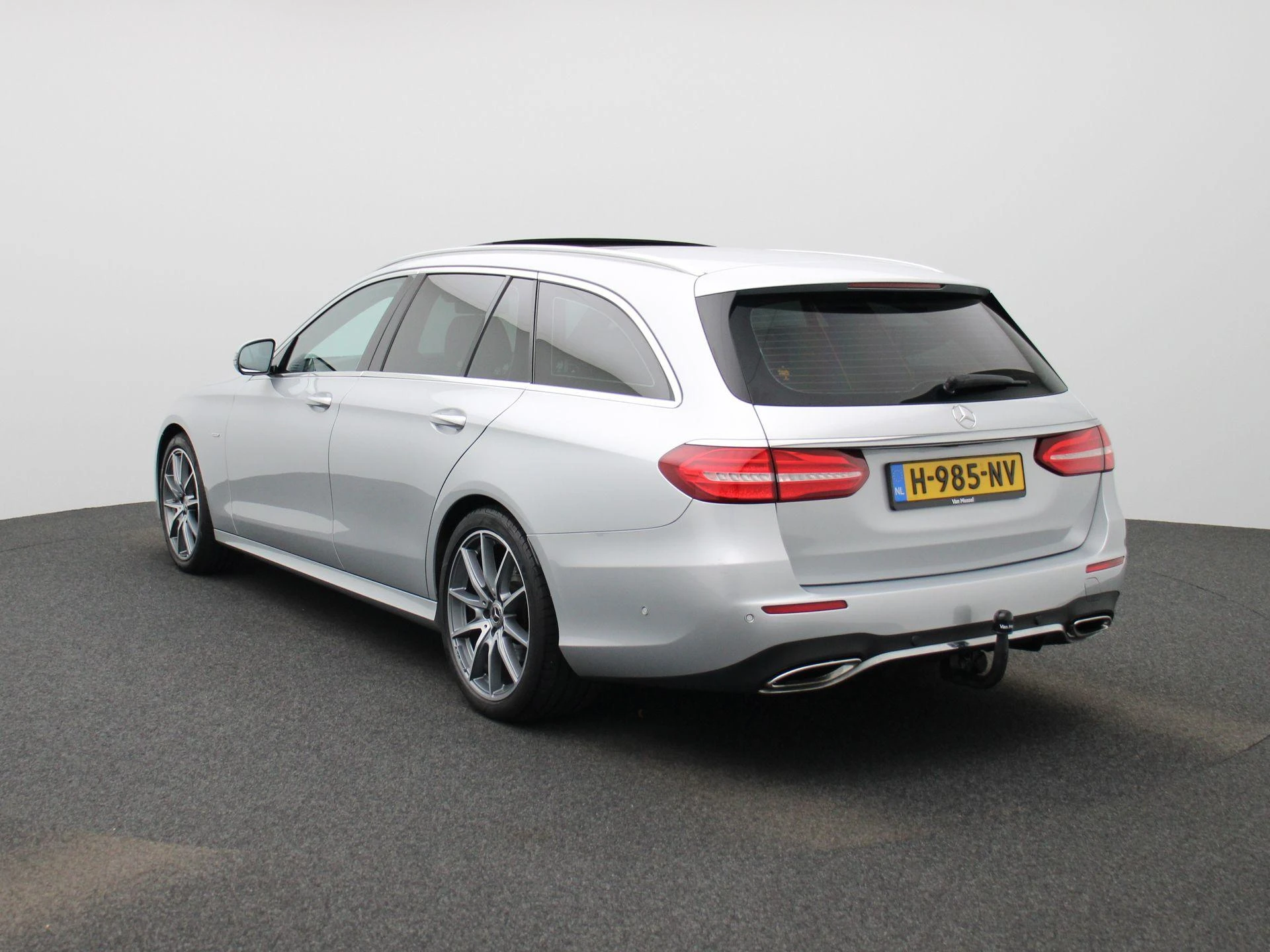 Mercedes-Benz-E-Klasse-image-1